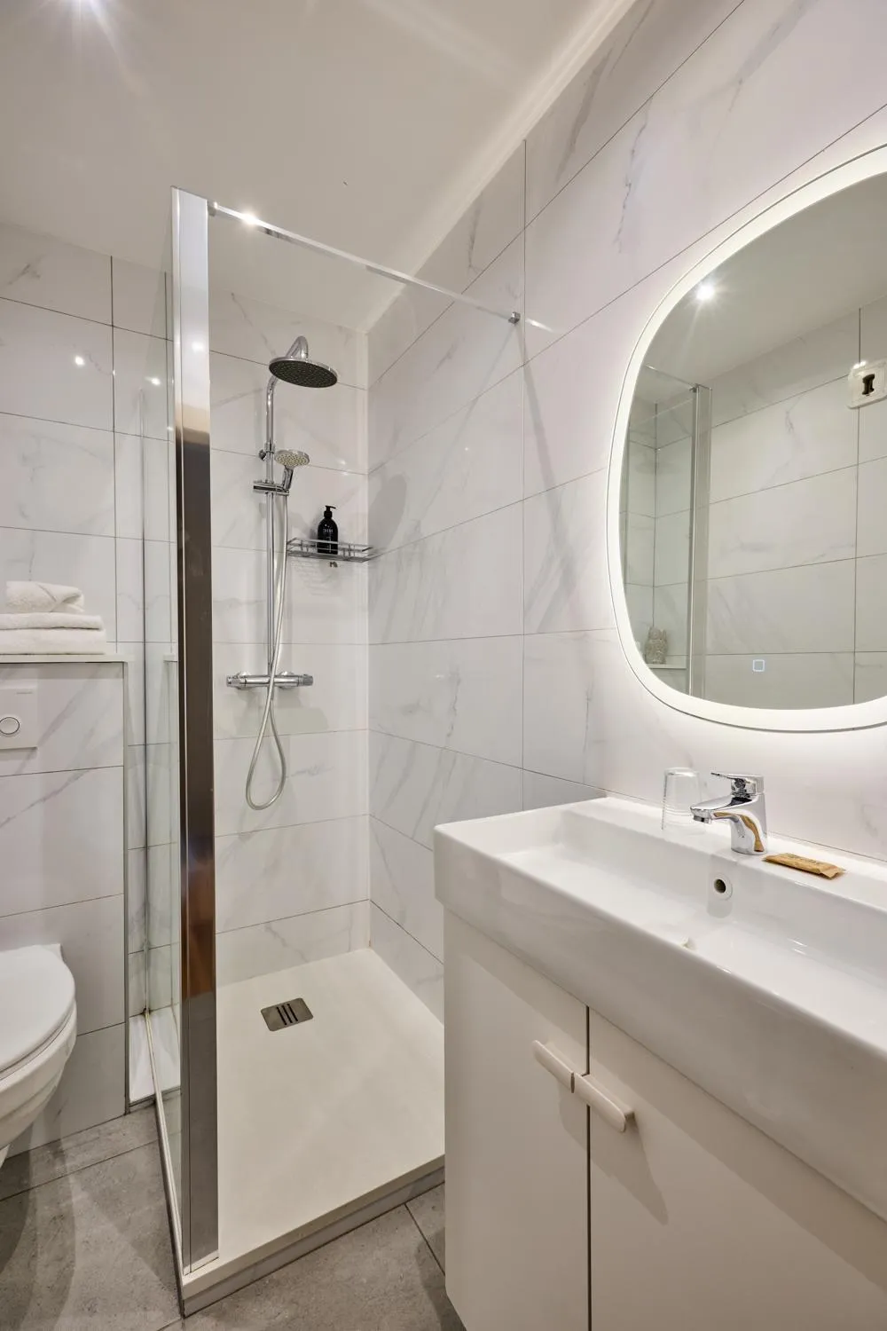 Bathroom in The Originals Boutique, Hôtel de la Balance, Montbéliard