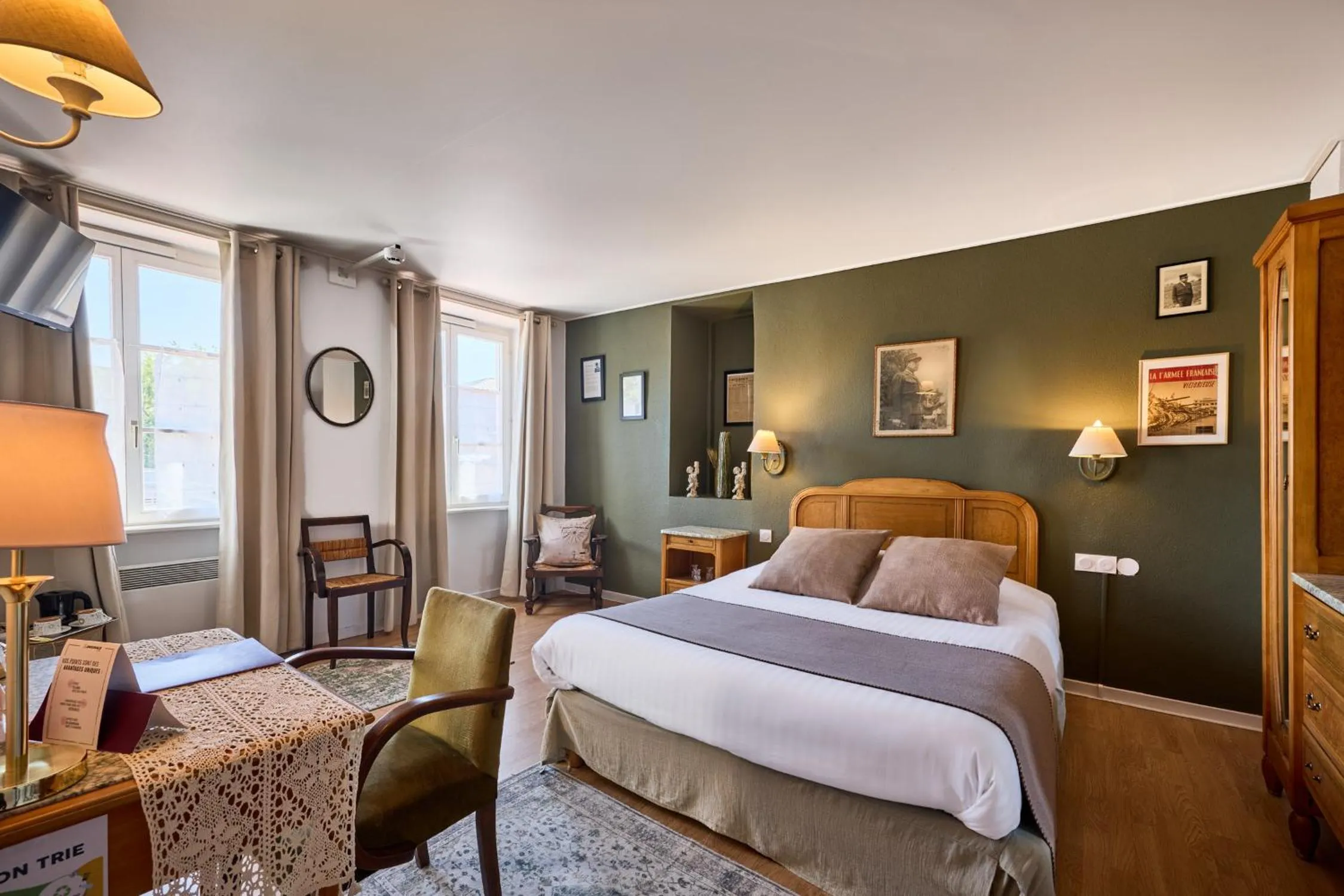 Photo of the whole room, Bed in The Originals Boutique, Hôtel de la Balance, Montbéliard