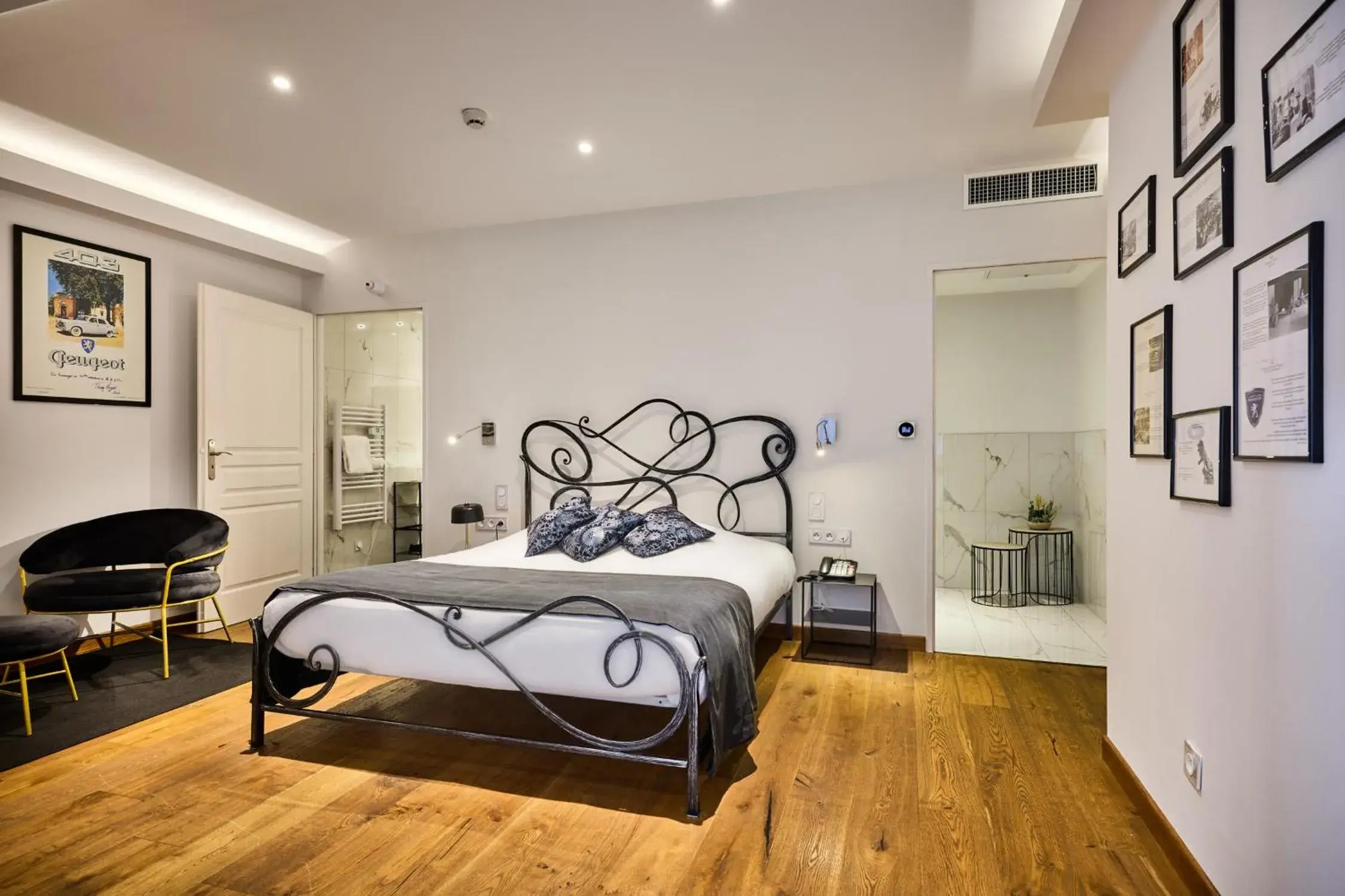 Photo of the whole room, Bed in The Originals Boutique, Hôtel de la Balance, Montbéliard Photo of the whole room, Bed in The Originals Boutique, Hôtel de la Balance, Montbéliard