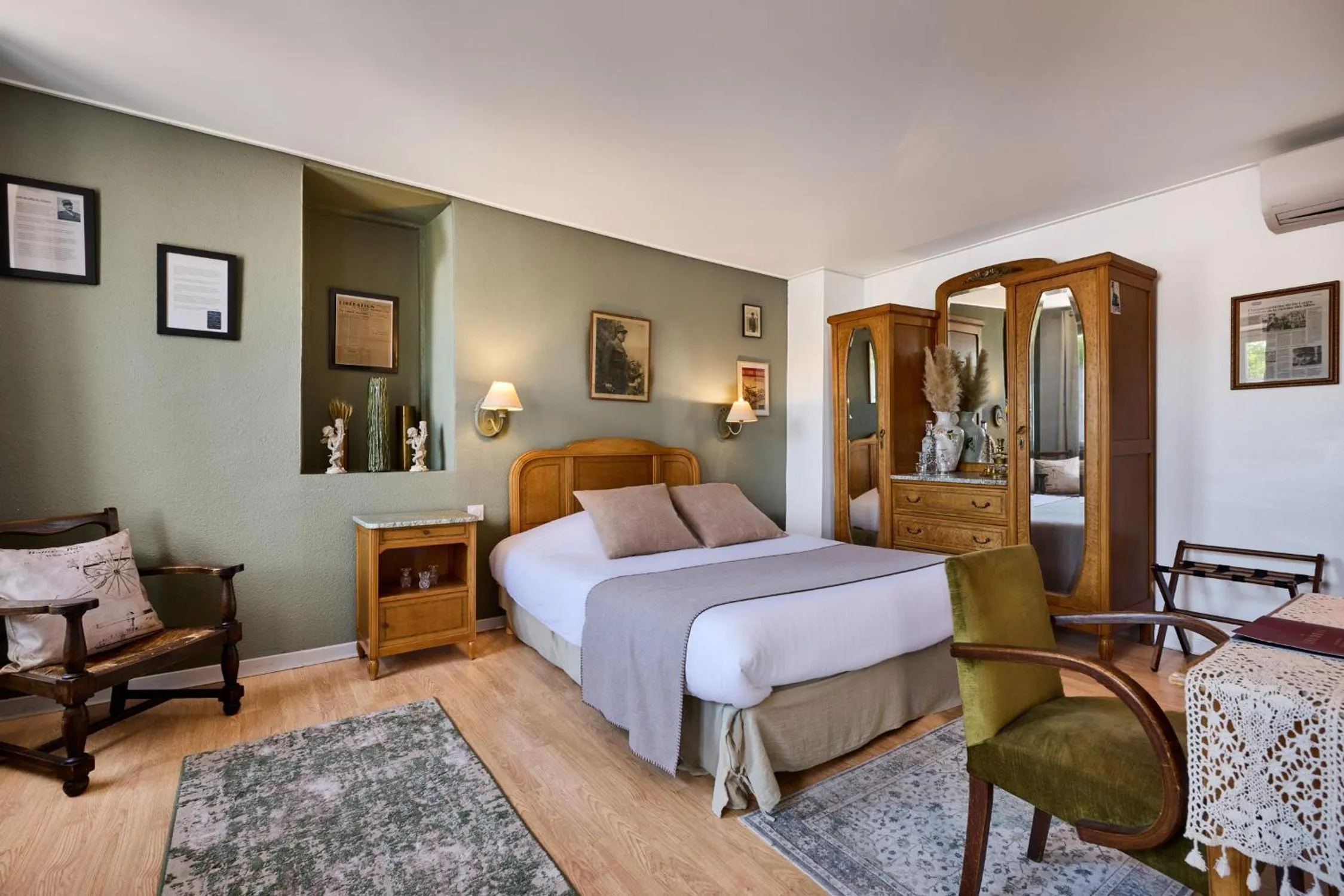 Photo of the whole room, Bed in The Originals Boutique, Hôtel de la Balance, Montbéliard