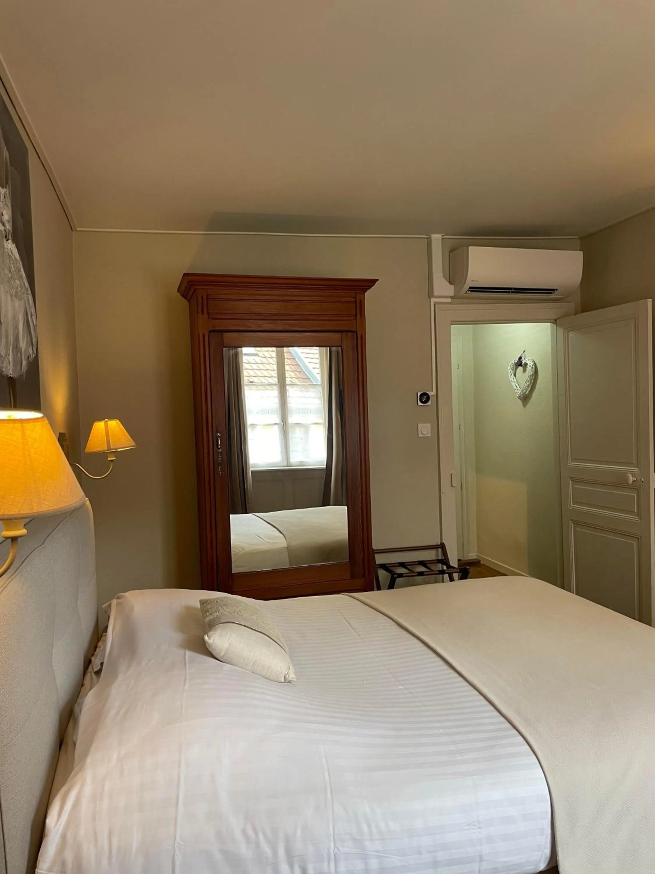 Photo of the whole room, Bed in The Originals Boutique, Hôtel de la Balance, Montbéliard