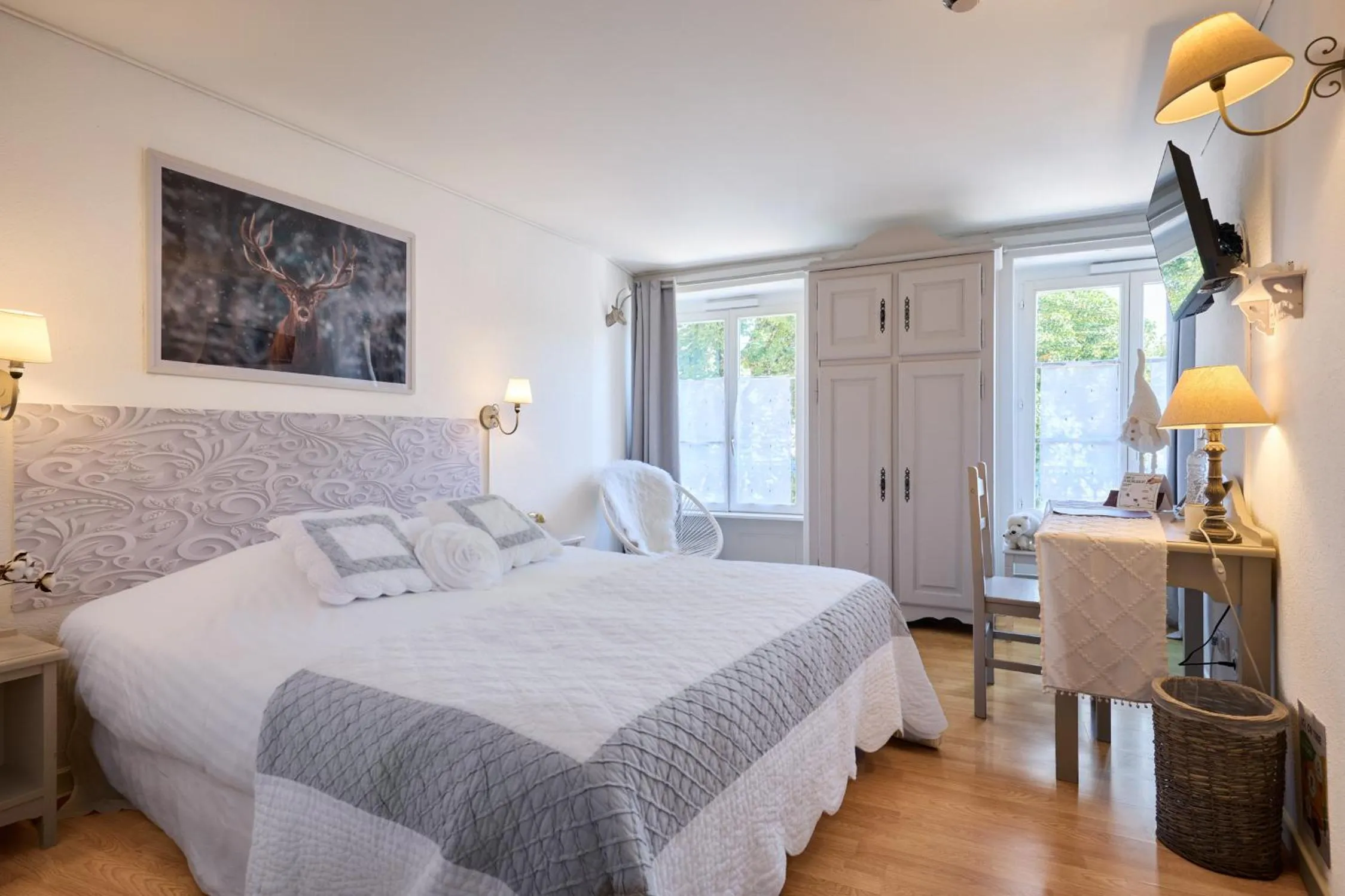 Photo of the whole room, Bed in The Originals Boutique, Hôtel de la Balance, Montbéliard