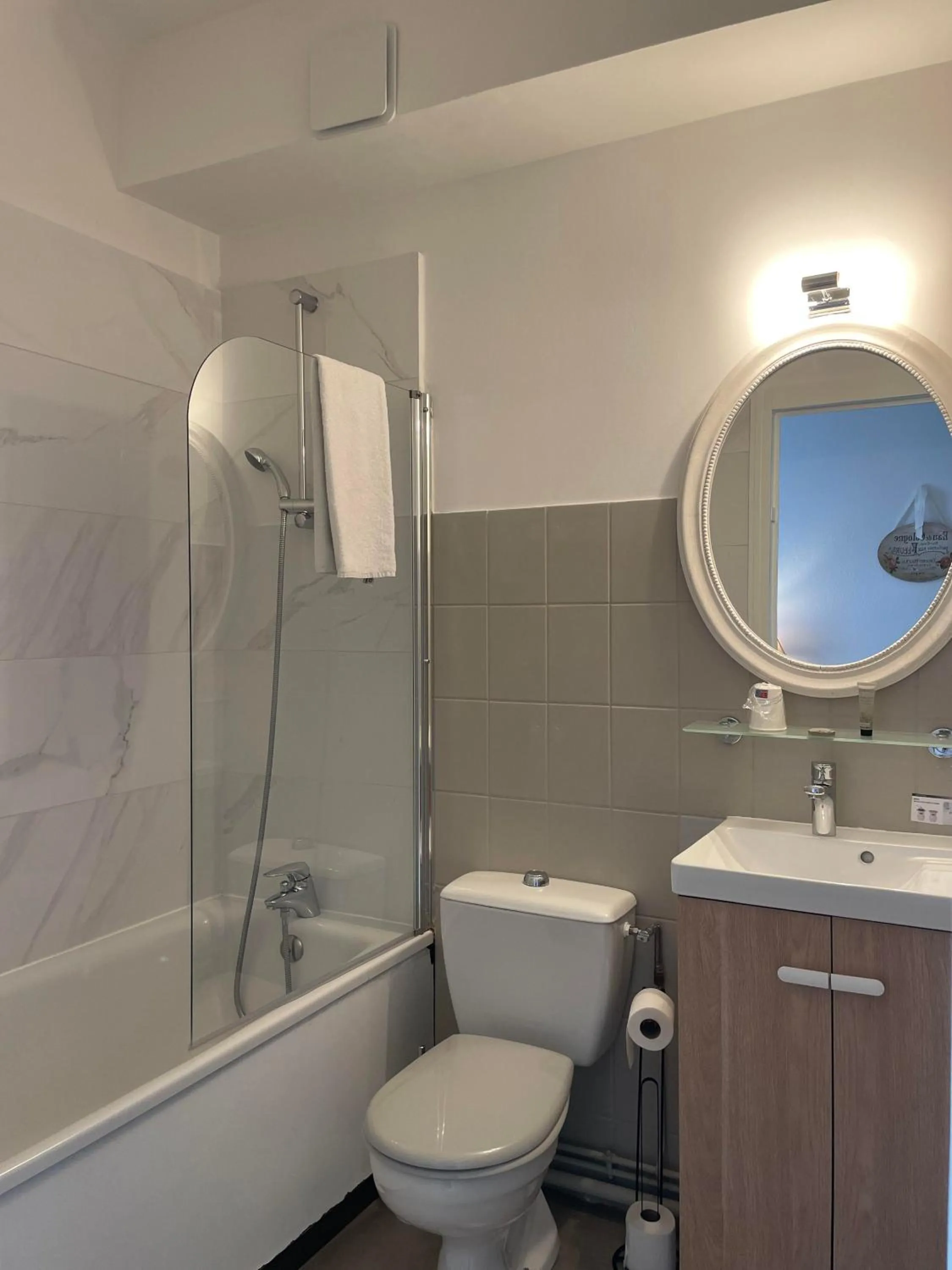 Bathroom in The Originals Boutique, Hôtel de la Balance, Montbéliard