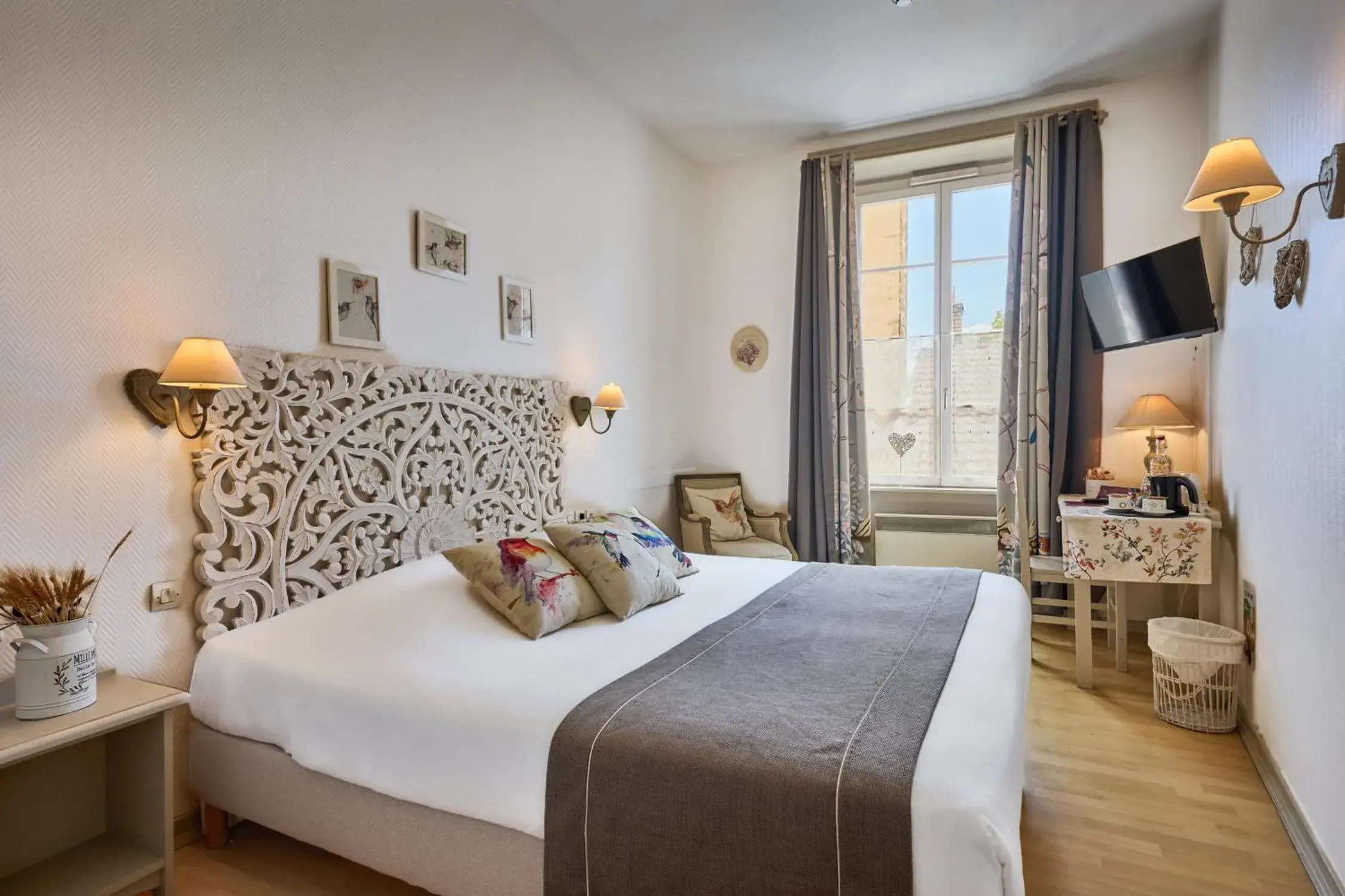 Photo of the whole room, Bed in The Originals Boutique, Hôtel de la Balance, Montbéliard Photo of the whole room, Bed in The Originals Boutique, Hôtel de la Balance, Montbéliard