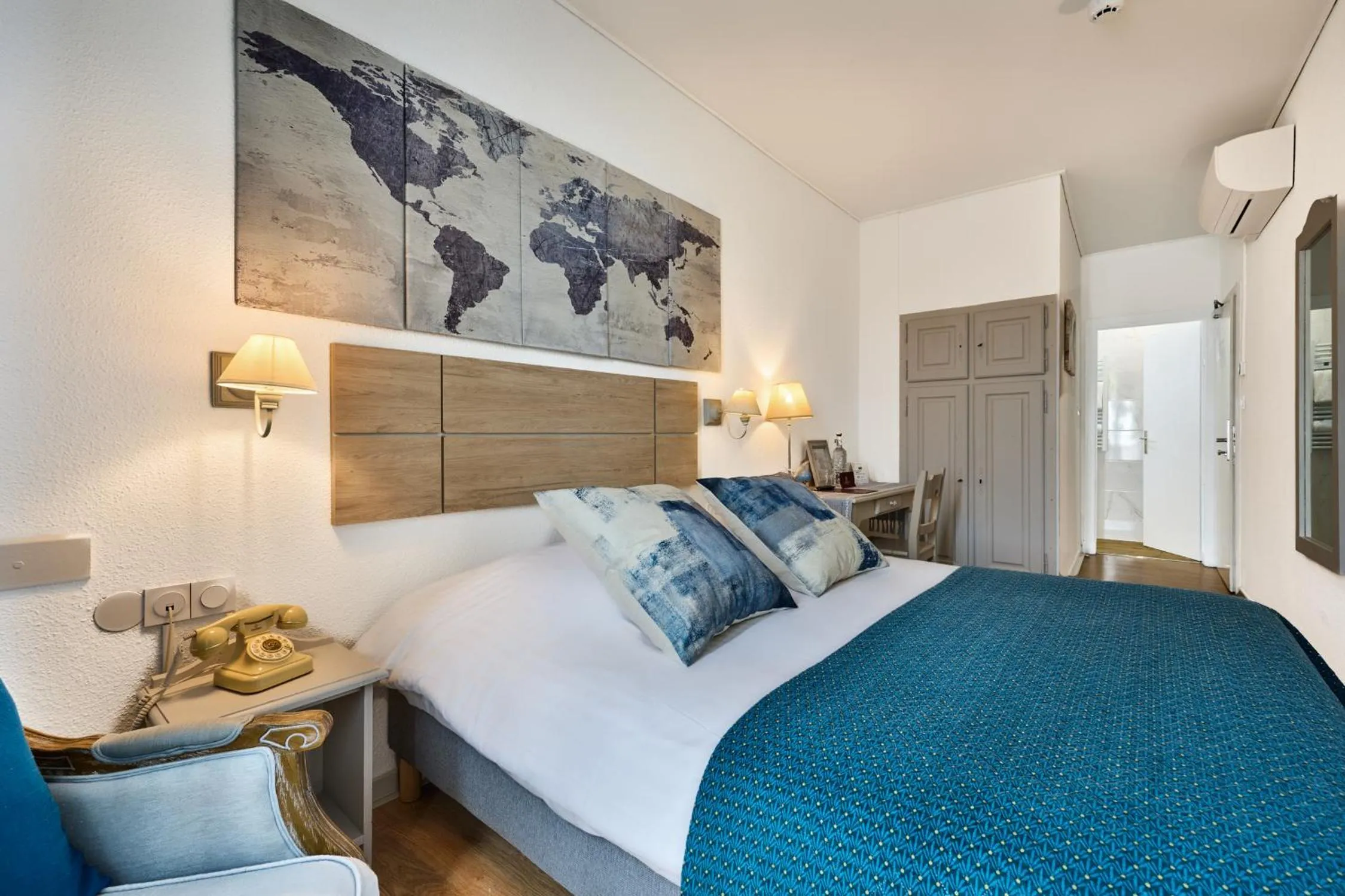 Photo of the whole room, Bed in The Originals Boutique, Hôtel de la Balance, Montbéliard