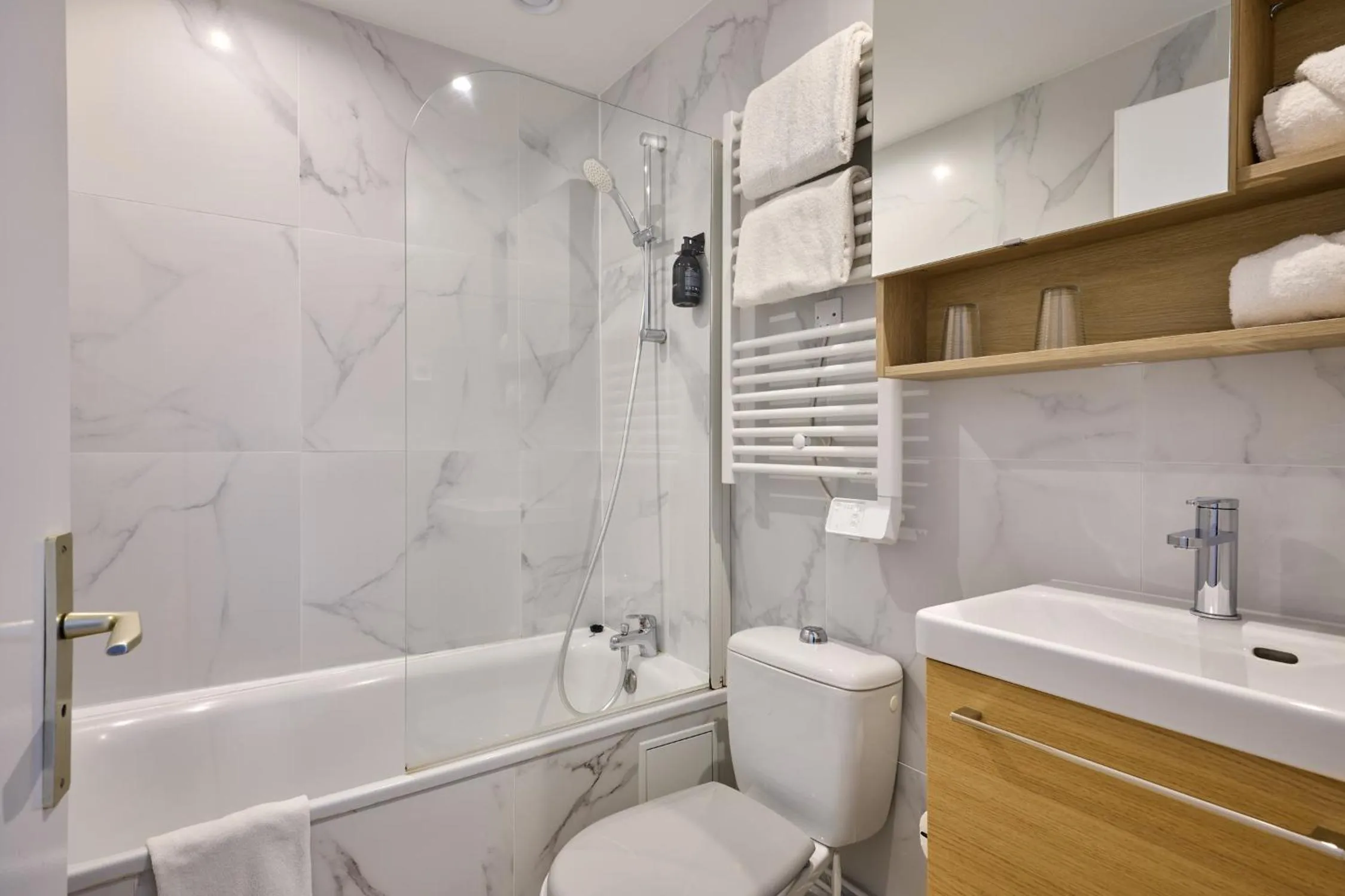 Bathroom in The Originals Boutique, Hôtel de la Balance, Montbéliard