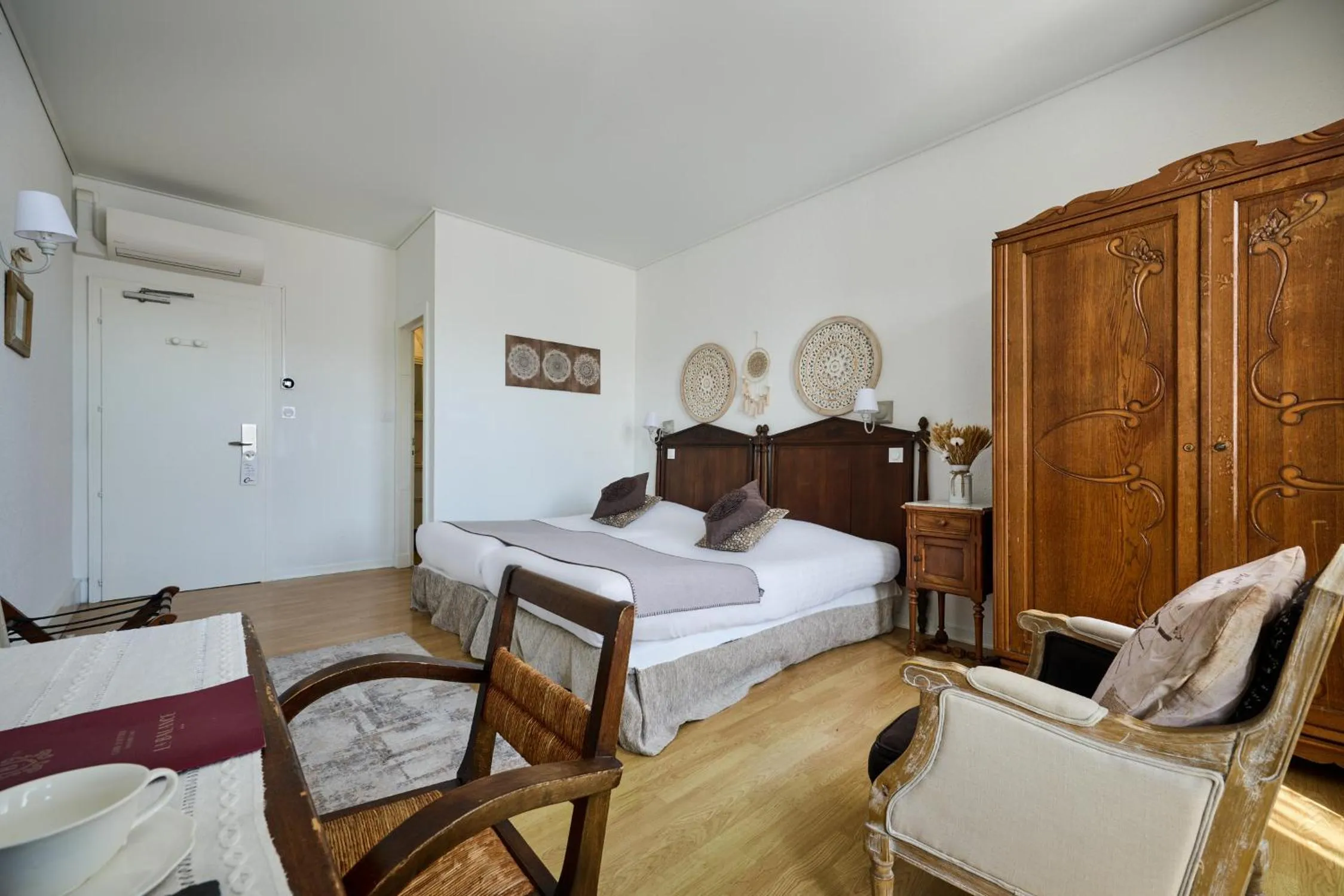 Photo of the whole room, Bed in The Originals Boutique, Hôtel de la Balance, Montbéliard