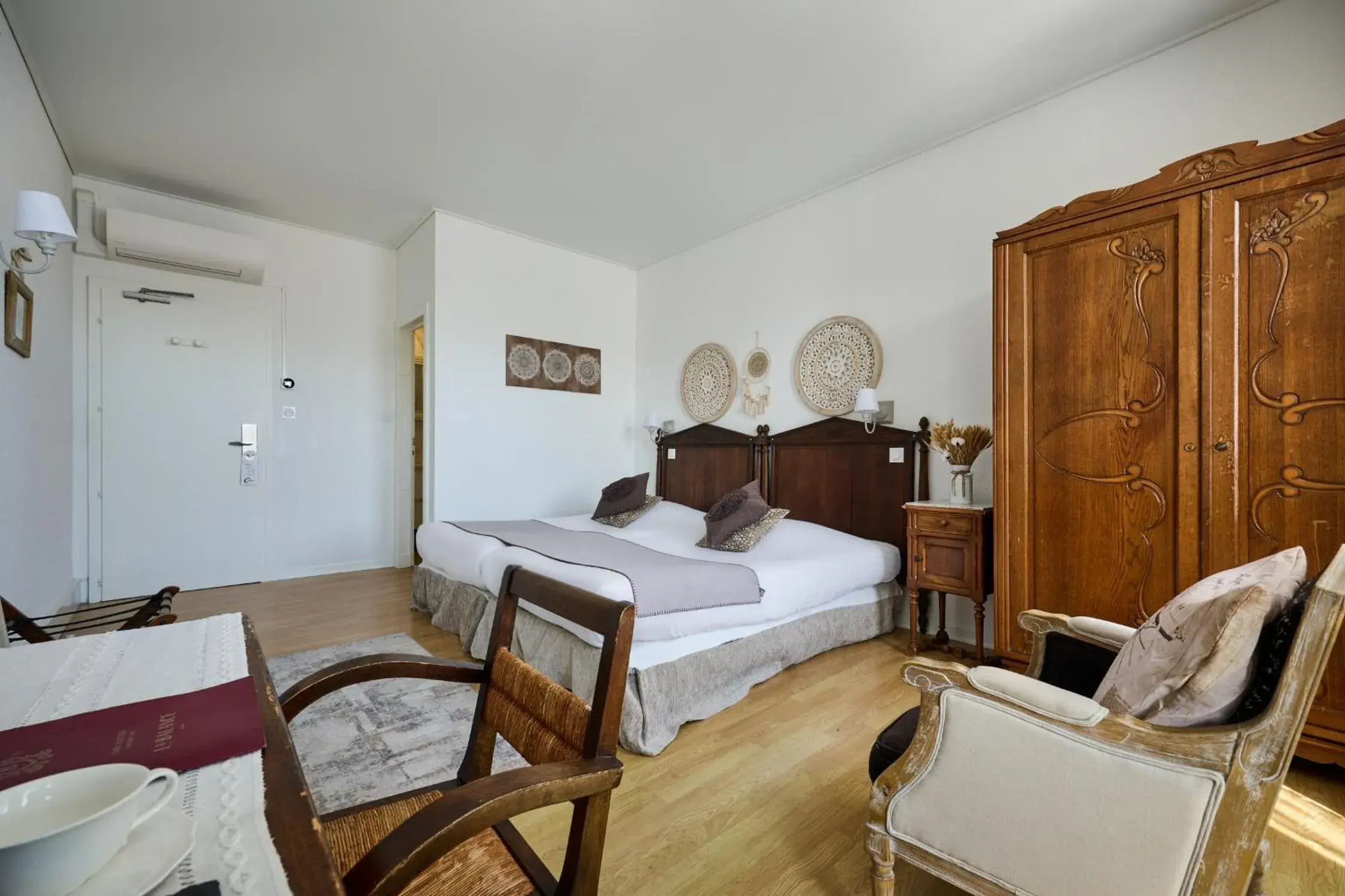 Photo of the whole room, Bed in The Originals Boutique, Hôtel de la Balance, Montbéliard Photo of the whole room, Bed in The Originals Boutique, Hôtel de la Balance, Montbéliard