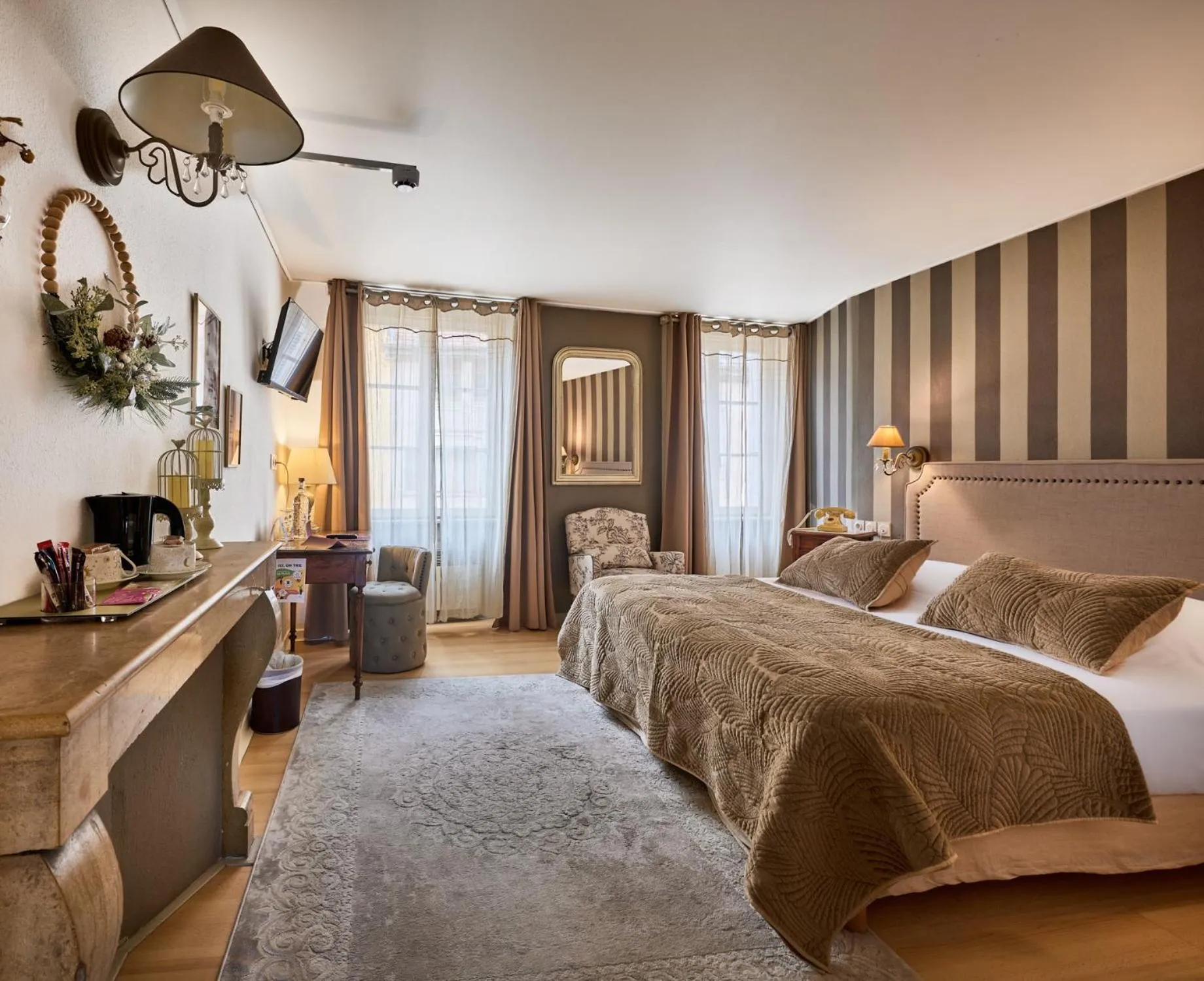 Photo of the whole room, Bed in The Originals Boutique, Hôtel de la Balance, Montbéliard