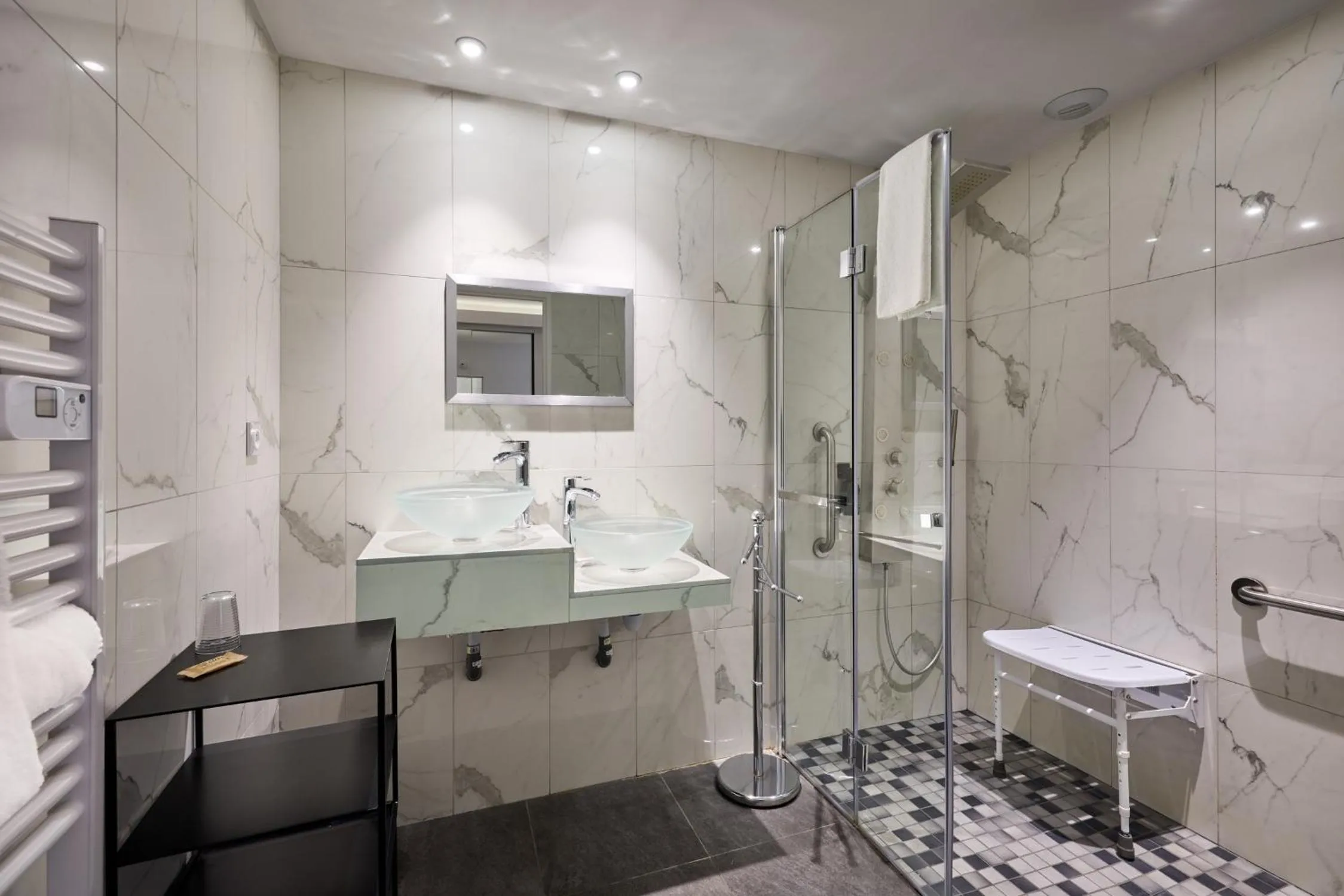 Bathroom in The Originals Boutique, Hôtel de la Balance, Montbéliard