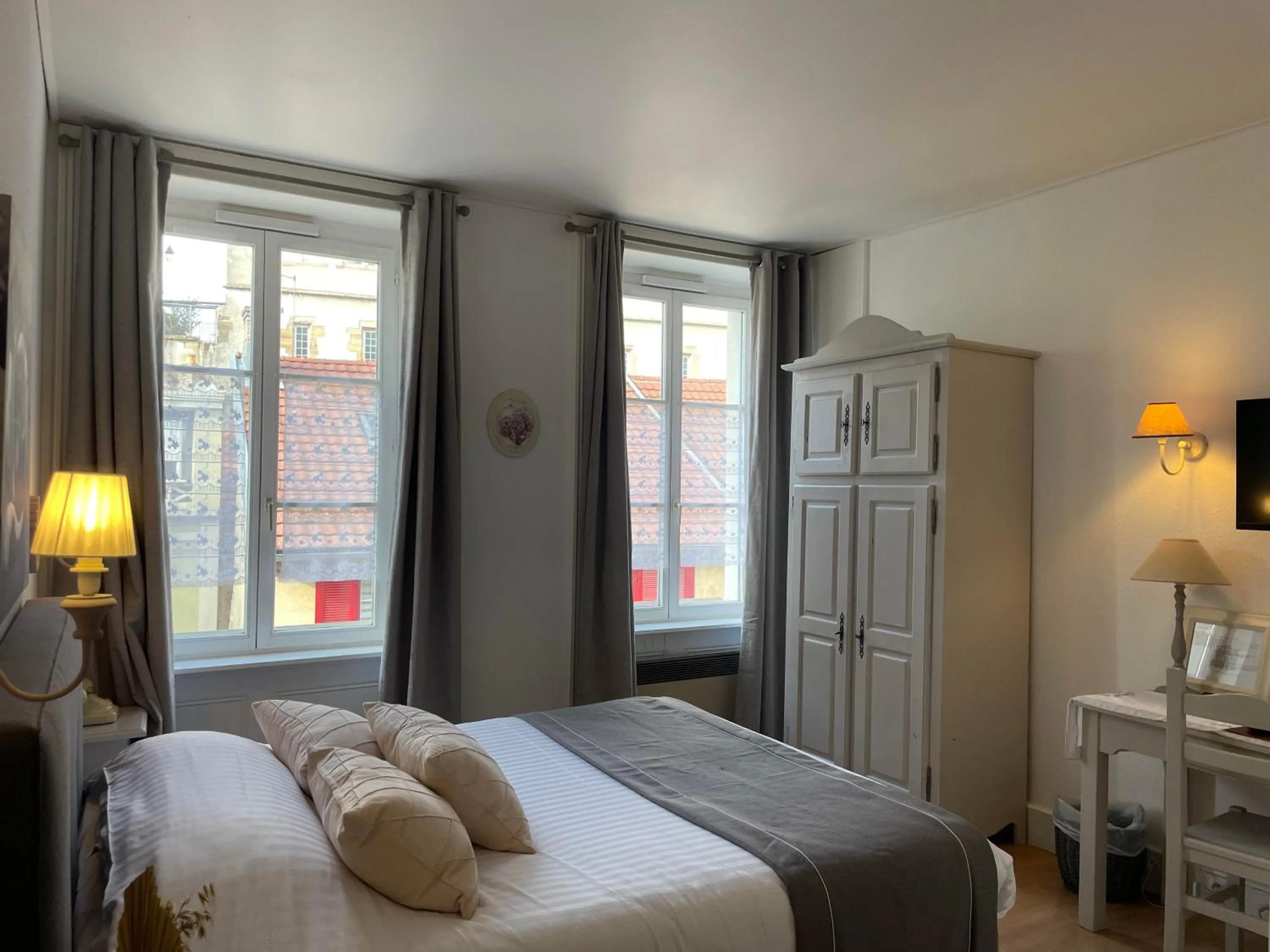 Photo of the whole room, Bed in The Originals Boutique, Hôtel de la Balance, Montbéliard