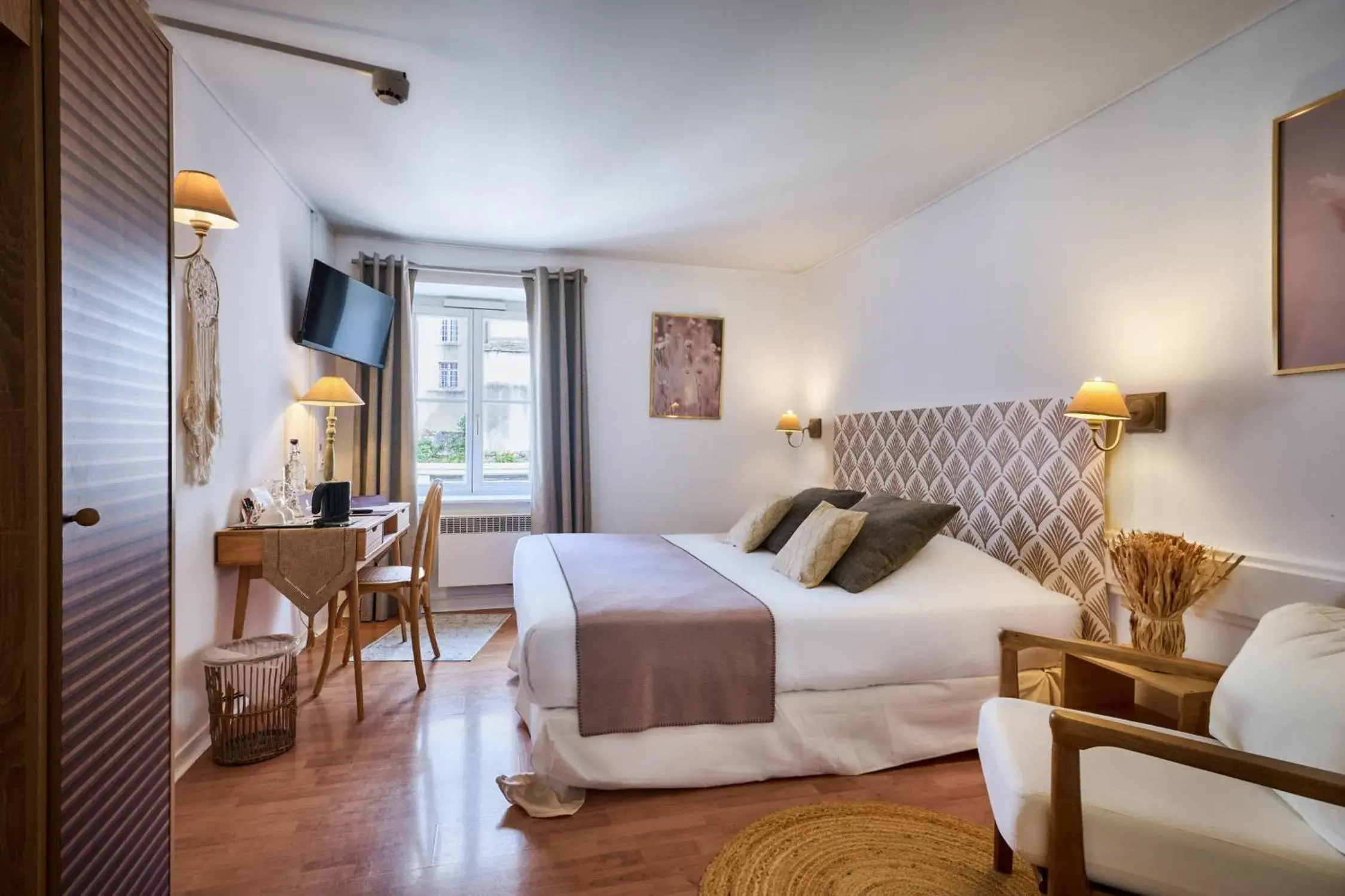 Property building, Bed in The Originals Boutique, Hôtel de la Balance, Montbéliard Property building, Bed in The Originals Boutique, Hôtel de la Balance, Montbéliard