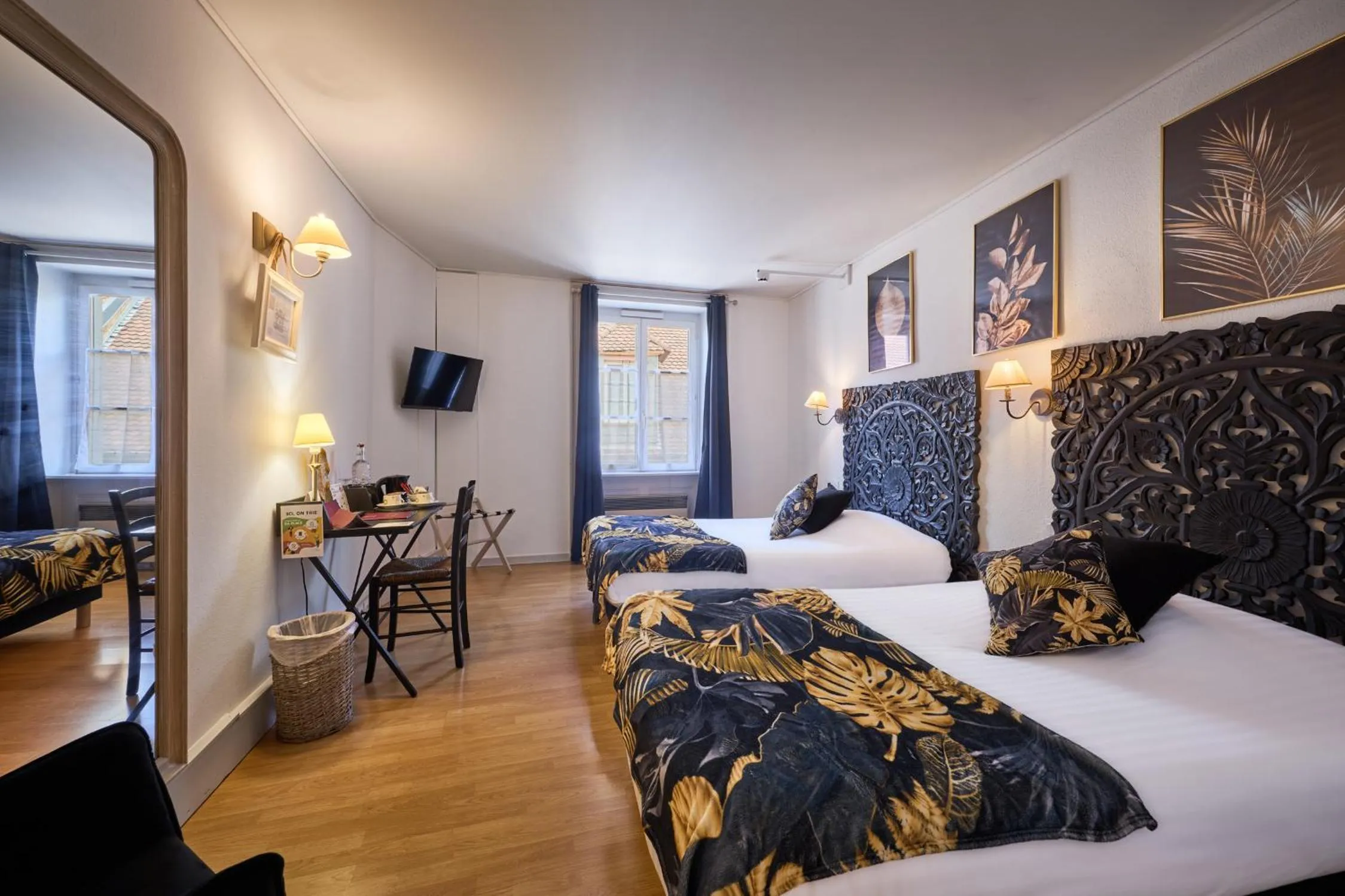 Photo of the whole room, Bed in The Originals Boutique, Hôtel de la Balance, Montbéliard