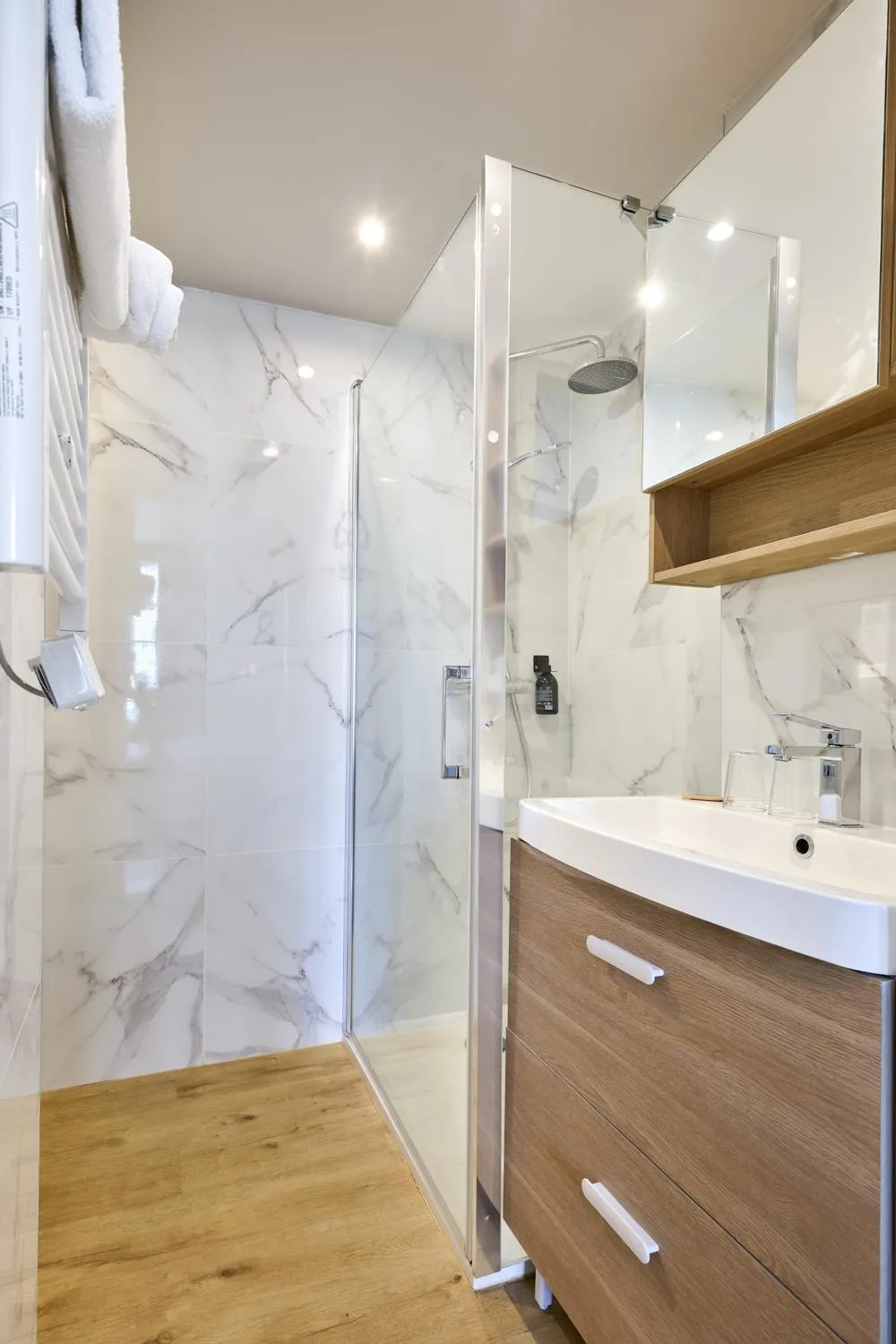 Bathroom in The Originals Boutique, Hôtel de la Balance, Montbéliard