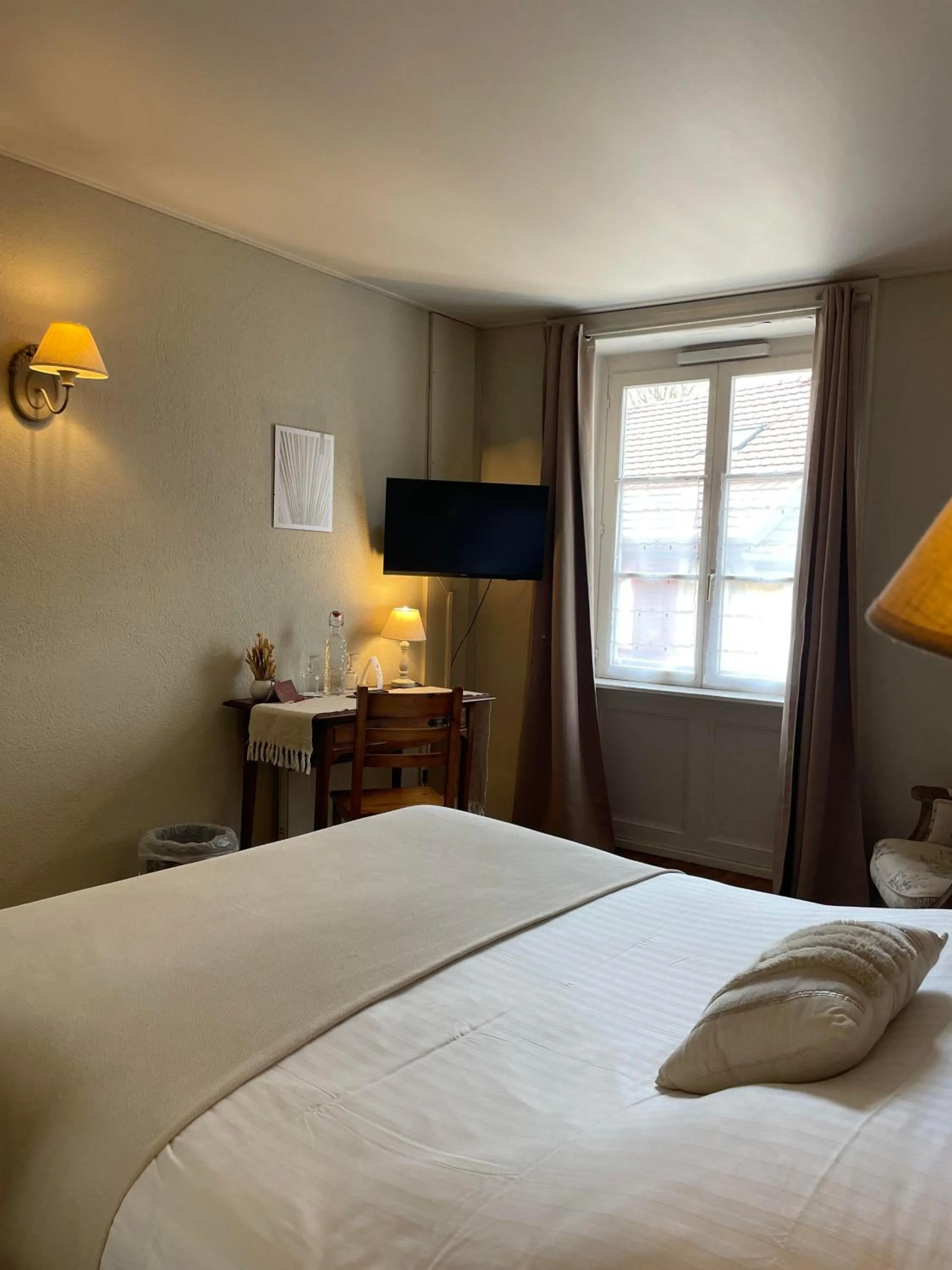 Bedroom, Bed in The Originals Boutique, Hôtel de la Balance, Montbéliard