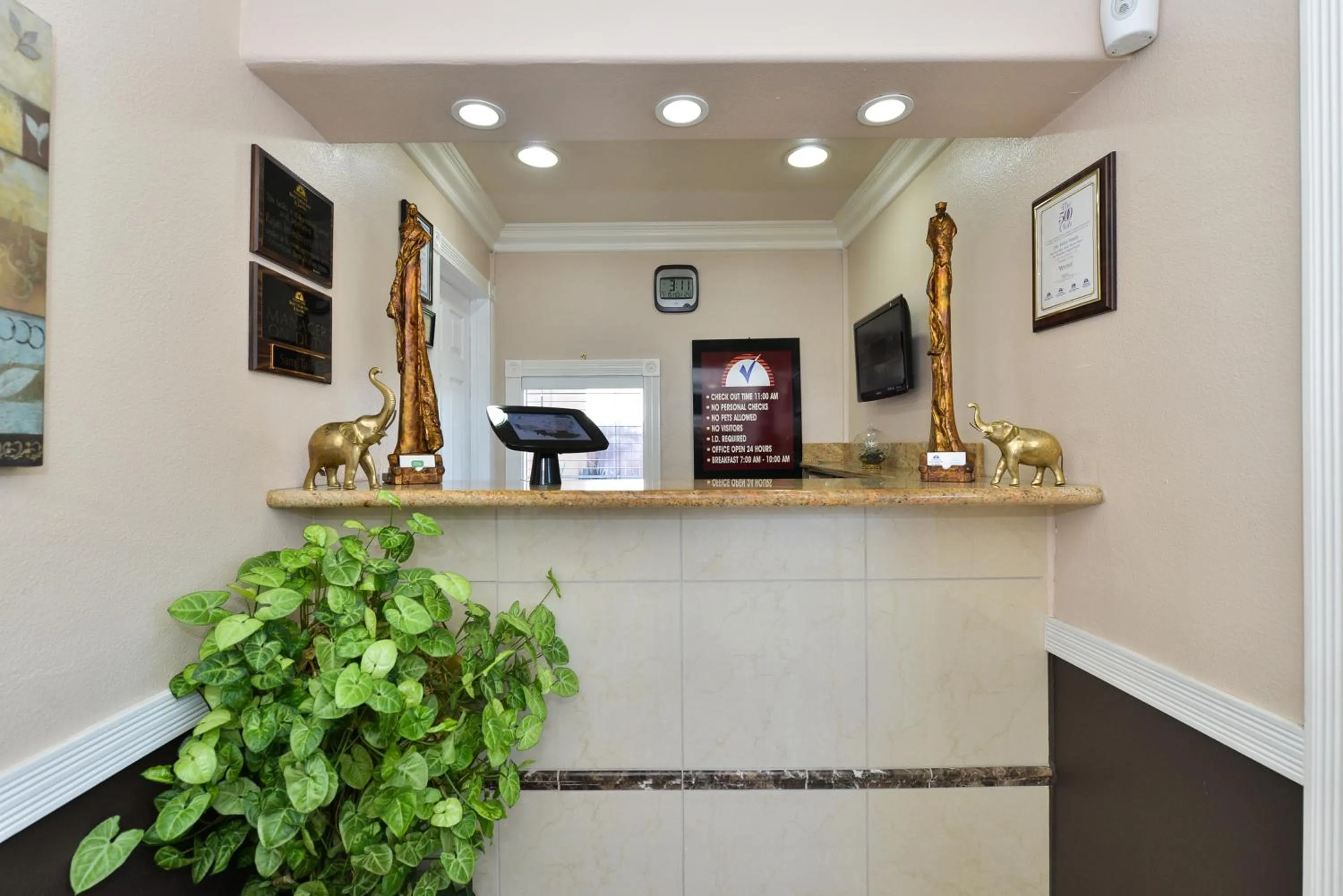 Lobby or reception in Inn by the sfo