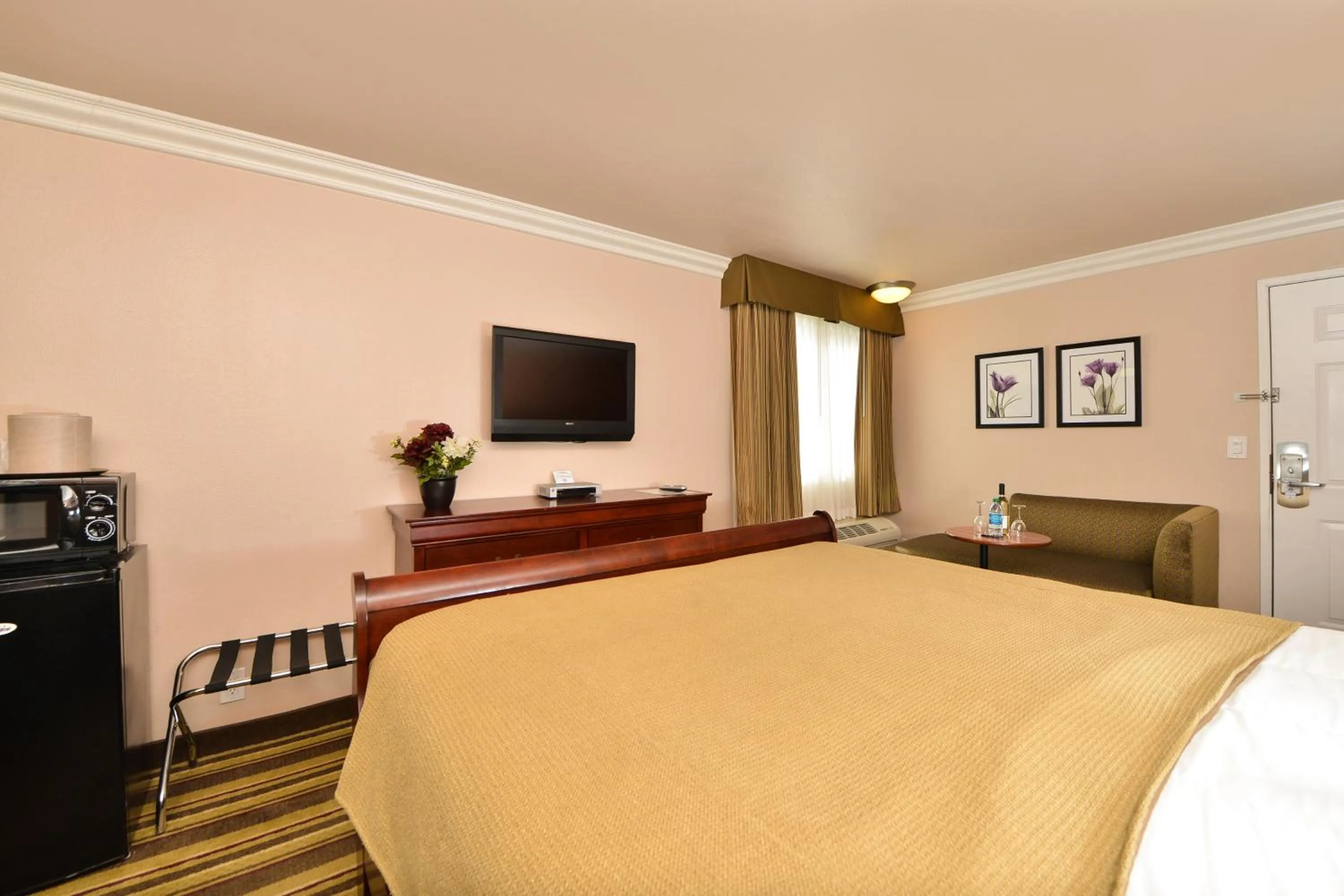 Bedroom, Bed in Inn by the sfo