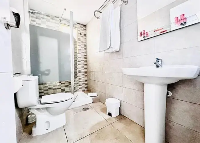 Bathroom in Trebol One Apartments By Mc Bathroom in Trebol One Apartments By Mc