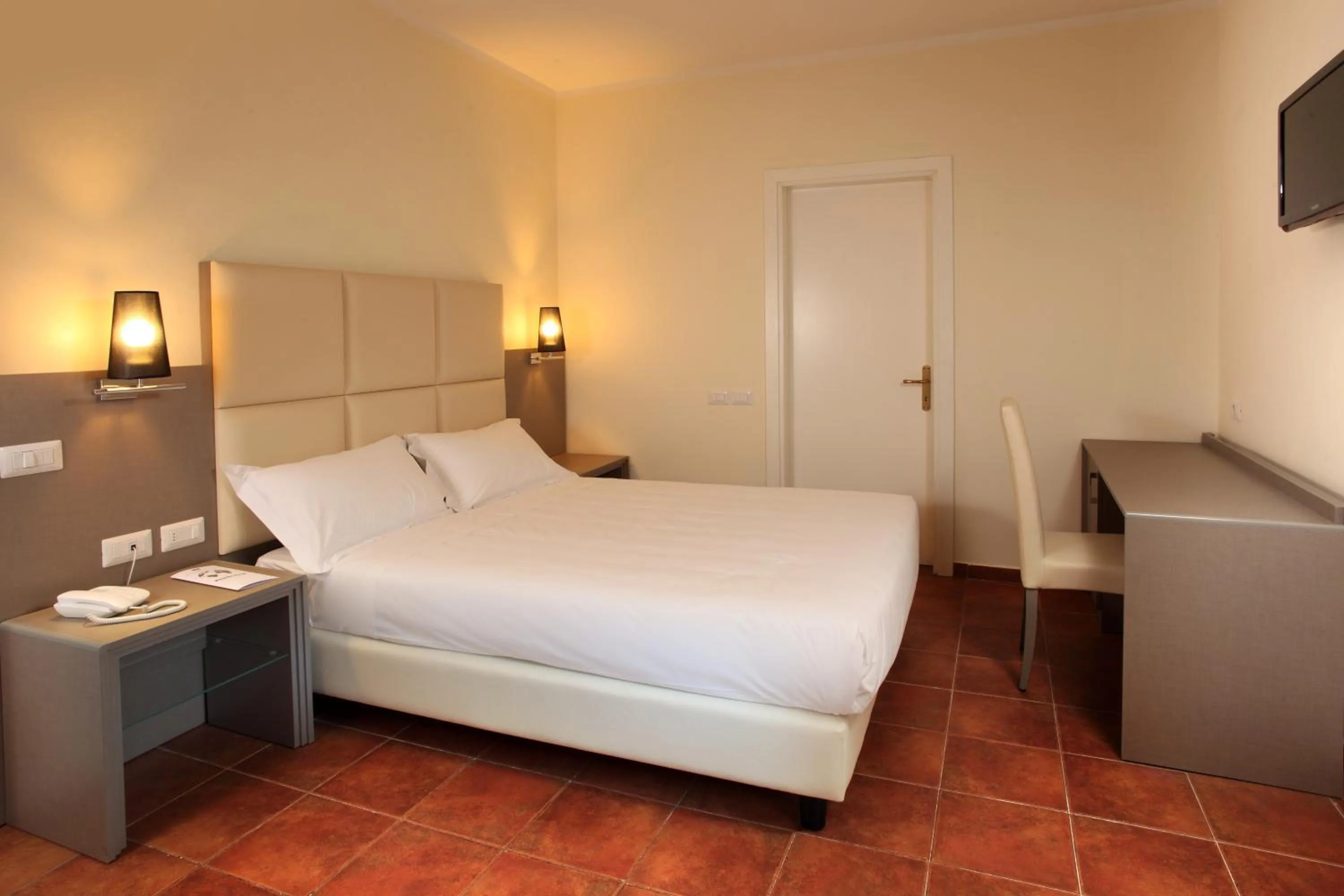 Photo of the whole room, Bed in Hearth Hotel