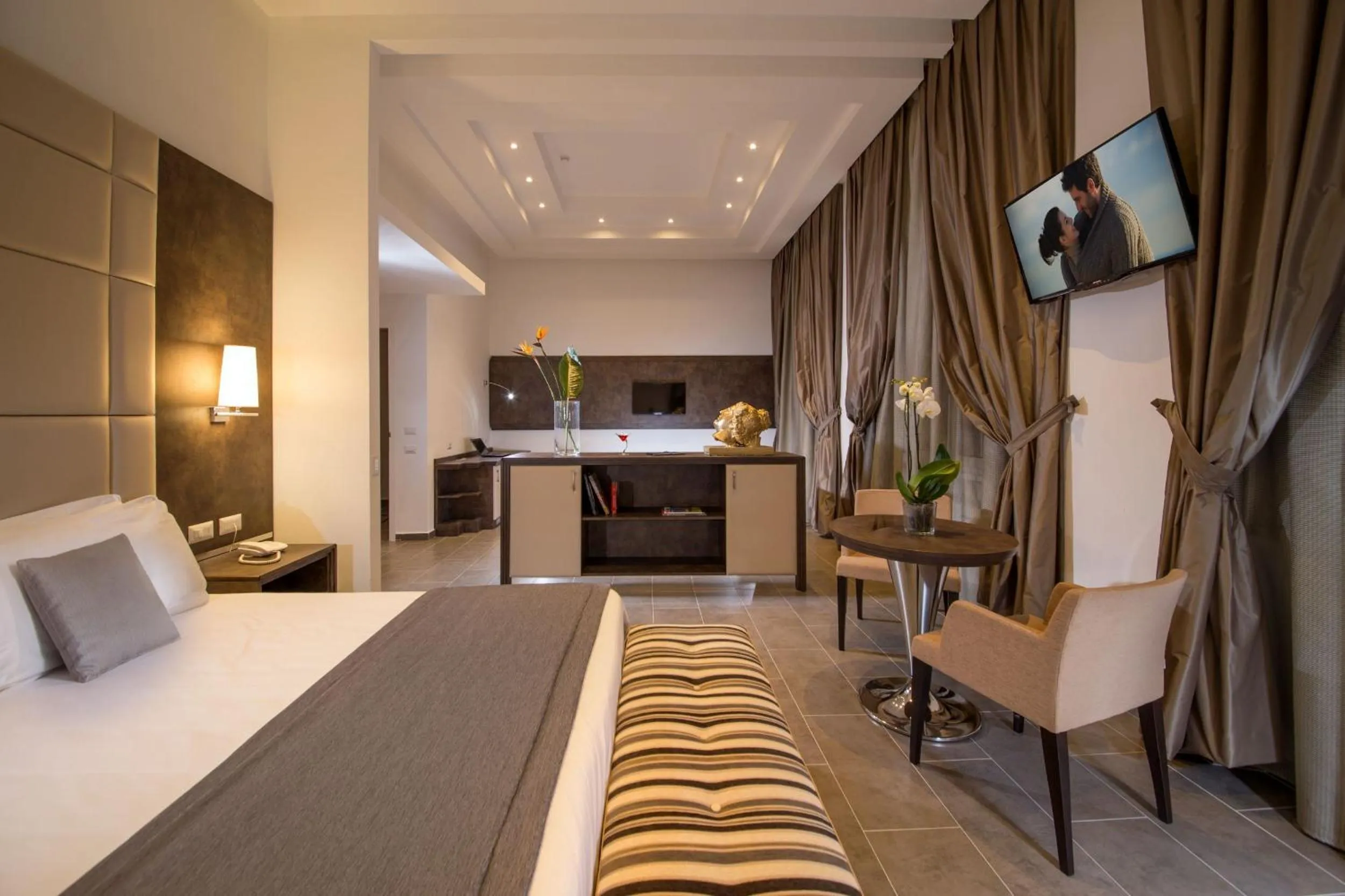 Photo of the whole room, Bed in Hearth Hotel