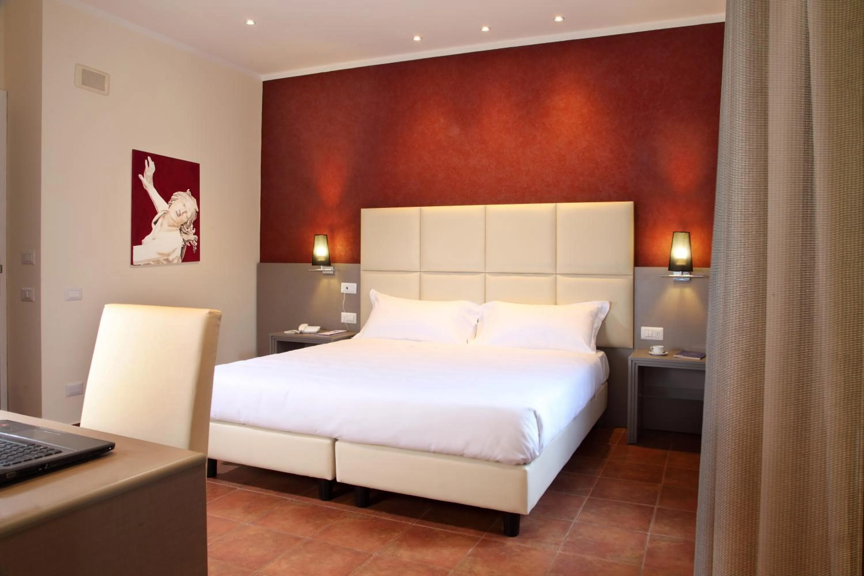 Photo of the whole room, Bed in Hearth Hotel