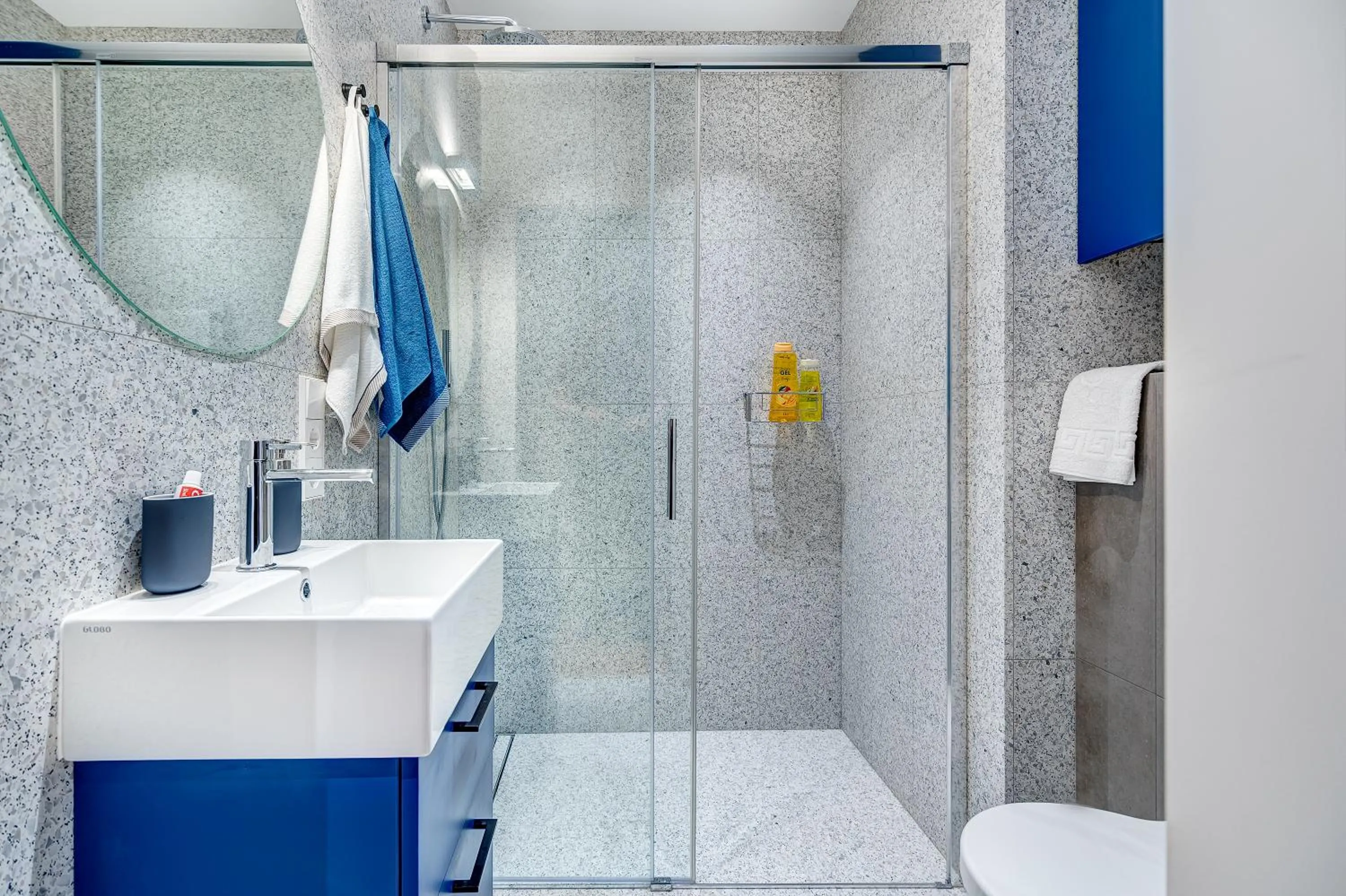 Shower in HaPPy Inn GOLD Studio, self check-in, Parking in the underground garage