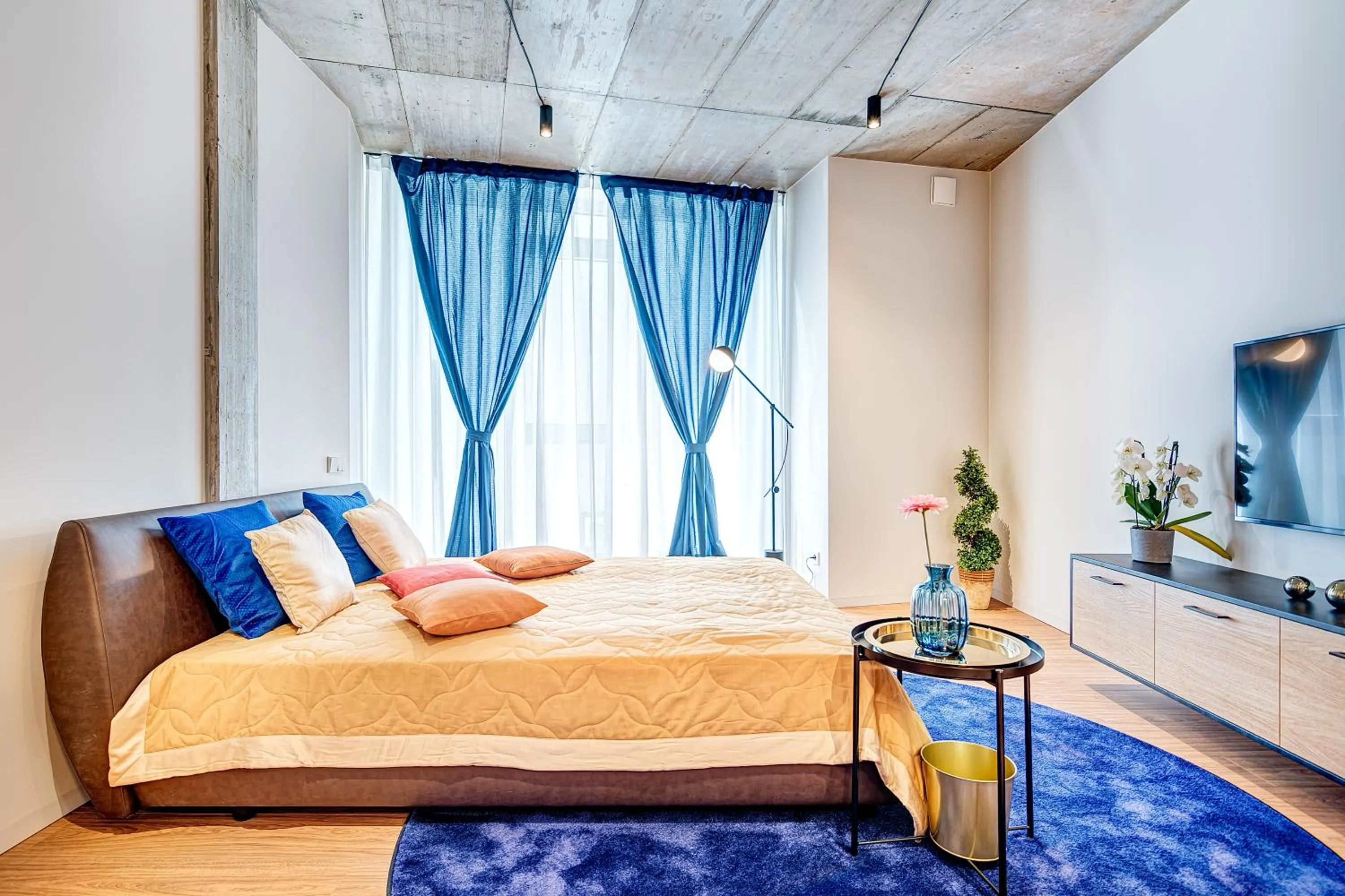 Bed in HaPPy Inn GOLD Studio, self check-in, Parking in the underground garage
