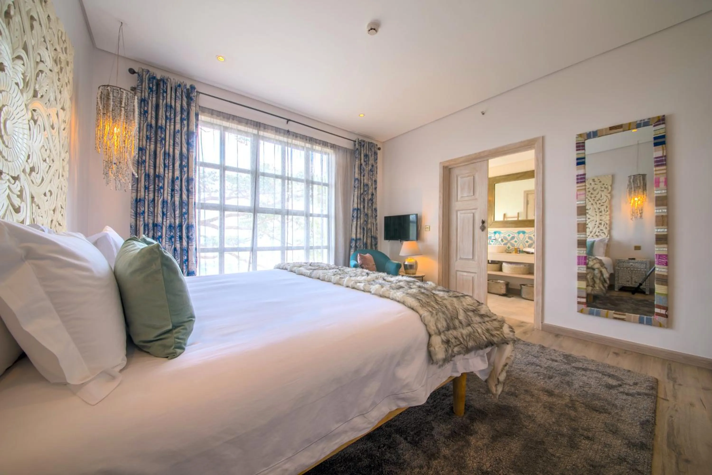 Bedroom, Bed in Latitude 0 Degrees