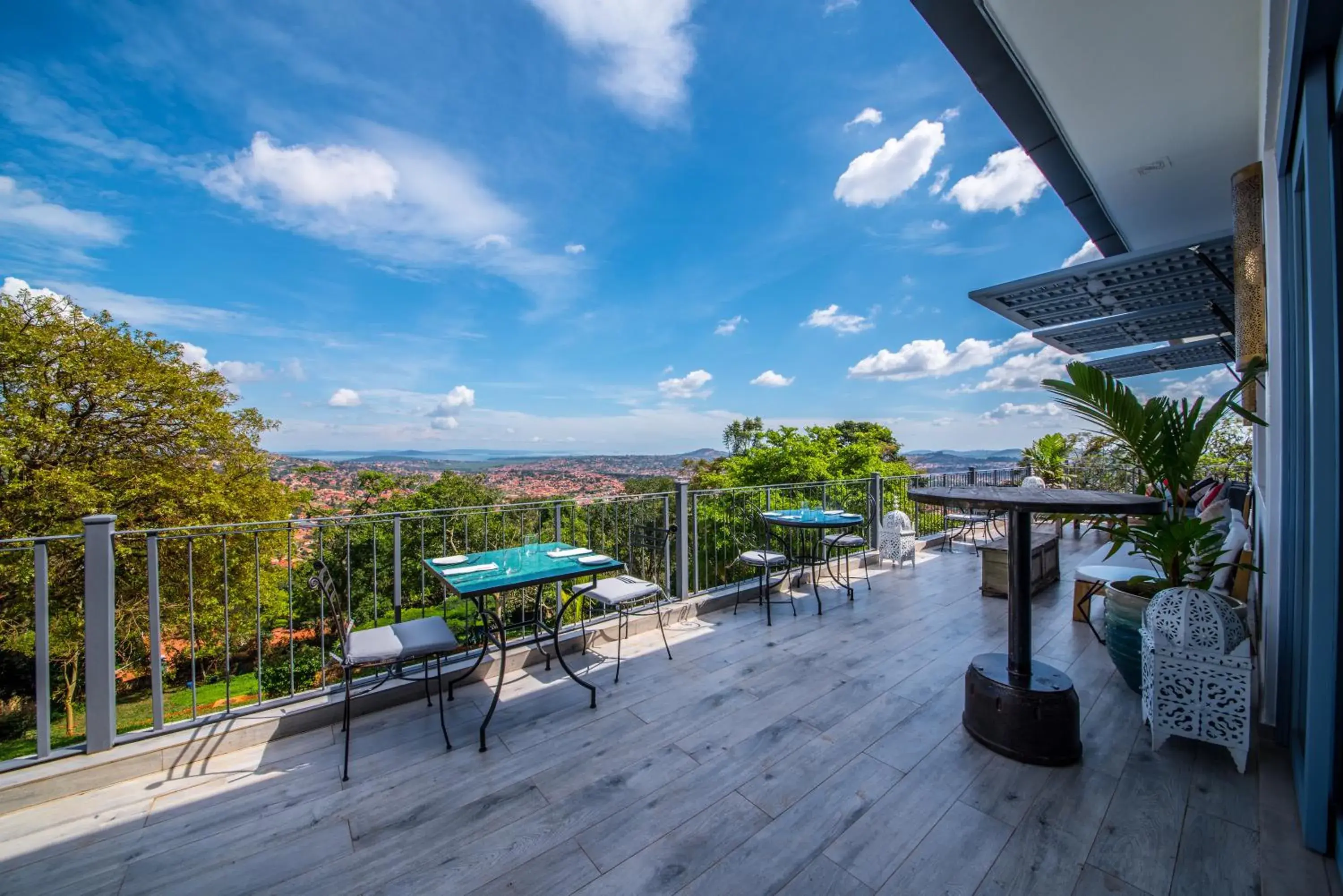 Restaurant/places to eat in Latitude 0 Degrees Restaurant/places to eat in Latitude 0 Degrees