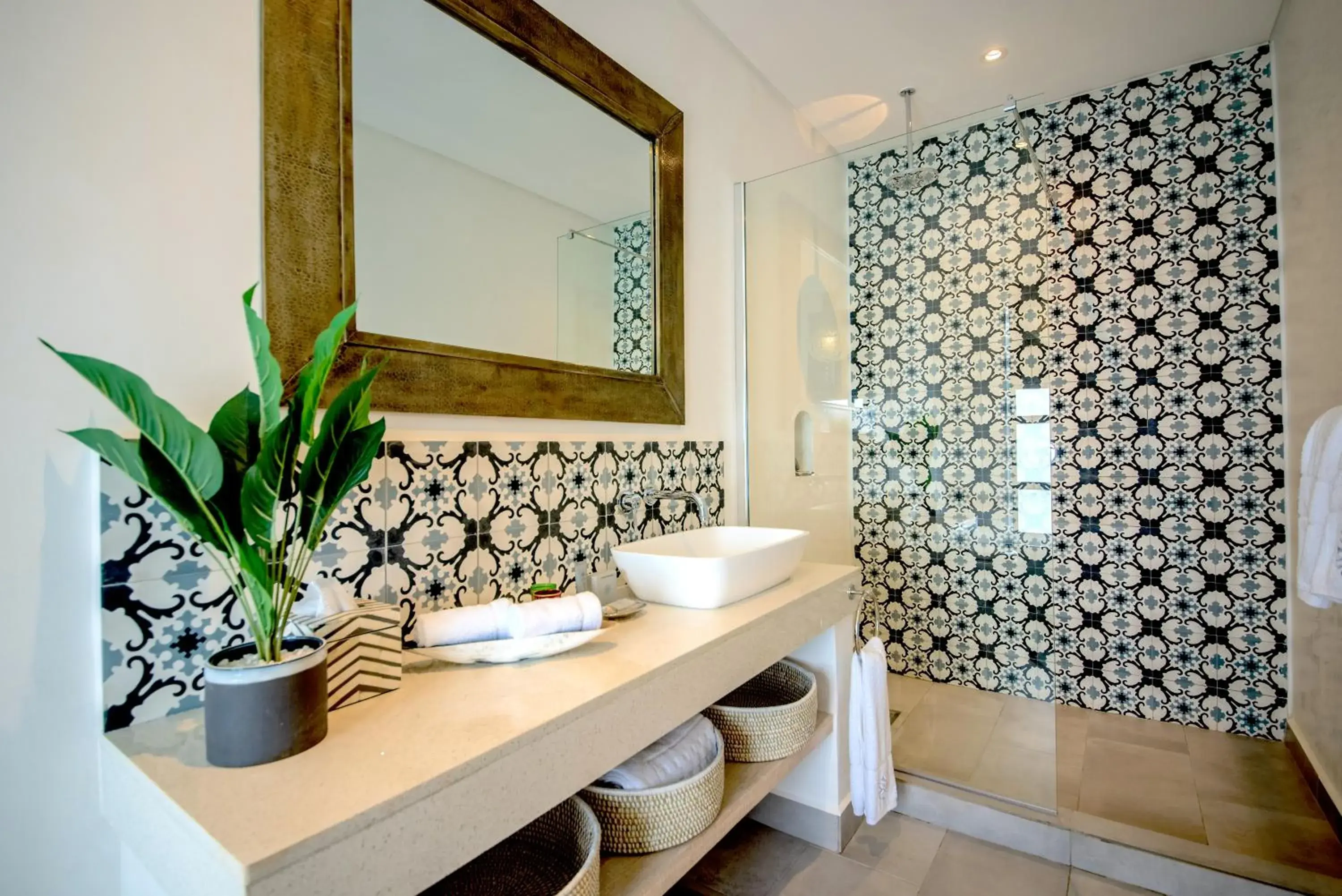 Bathroom in Latitude 0 Degrees Bathroom in Latitude 0 Degrees