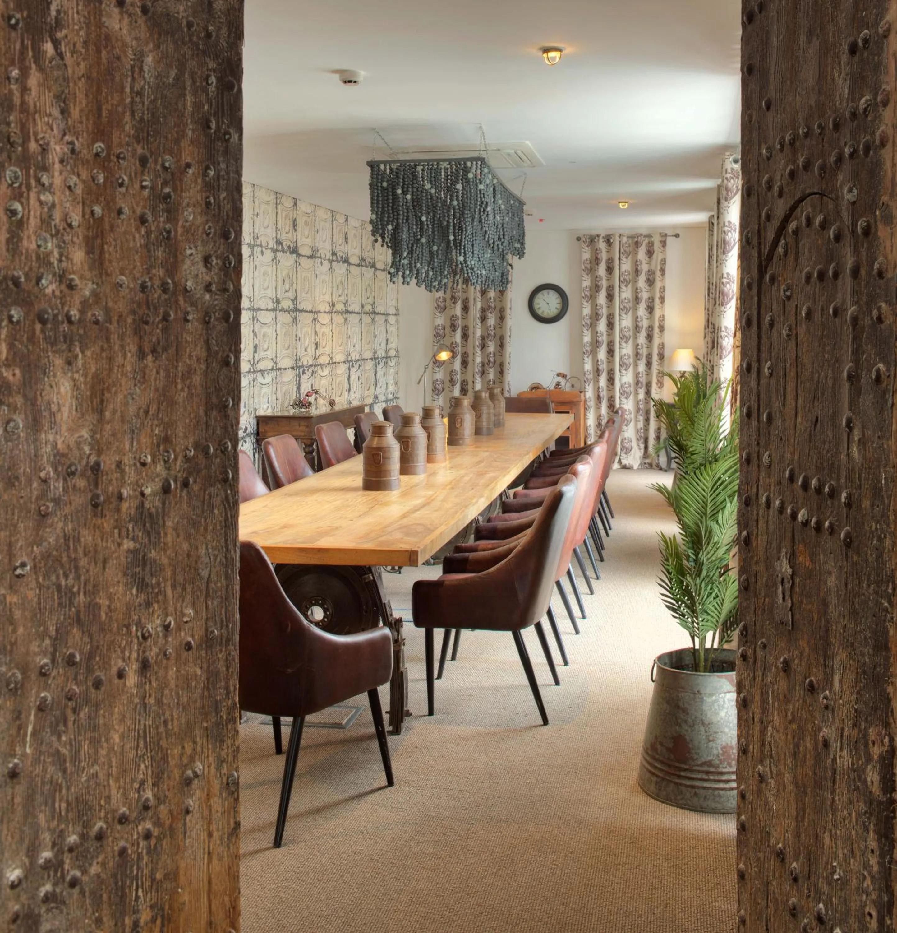 Business facilities in Latitude 0 Degrees