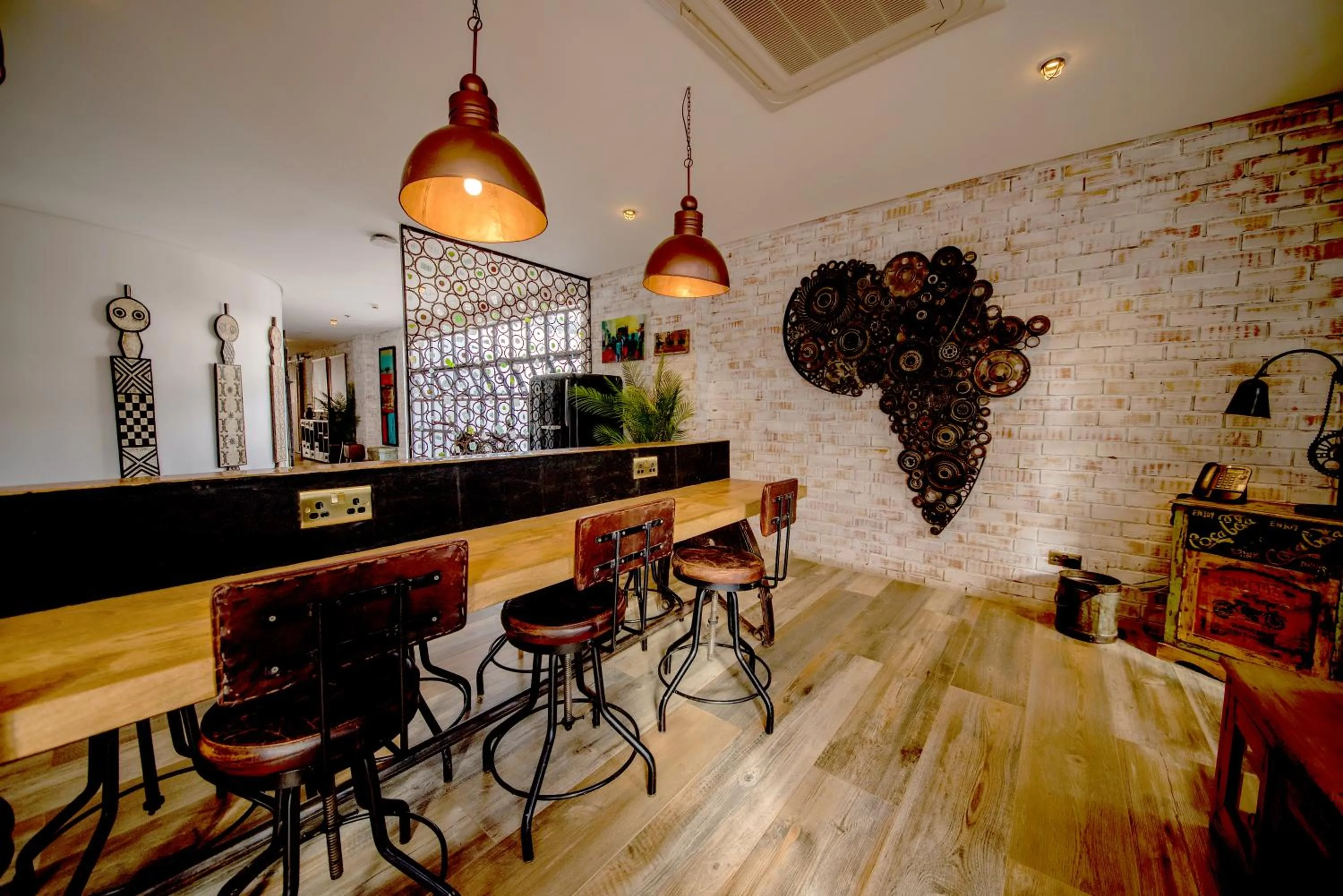 Business facilities in Latitude 0 Degrees