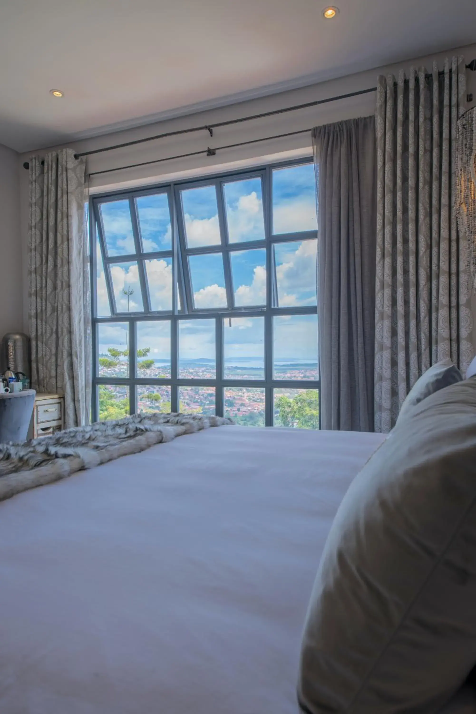 Bed in Latitude 0 Degrees Bed in Latitude 0 Degrees