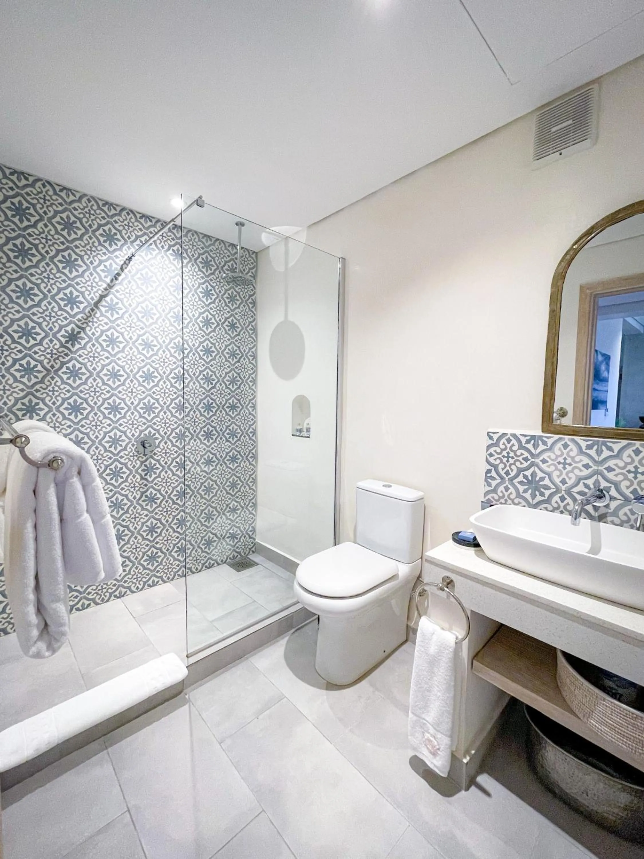 Bathroom in Latitude 0 Degrees