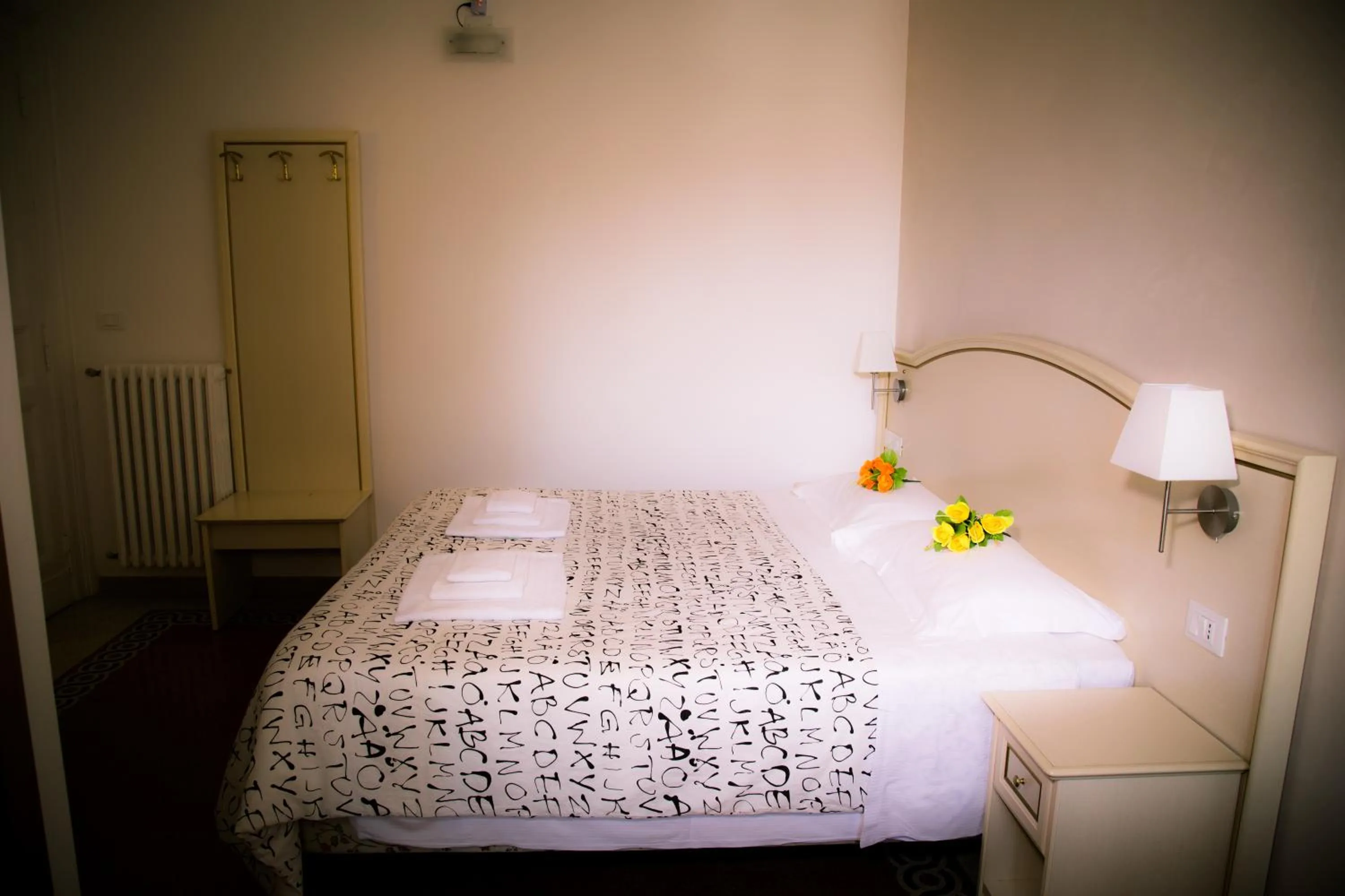 Photo of the whole room, Bed in St. Peter Central Rooms B&B