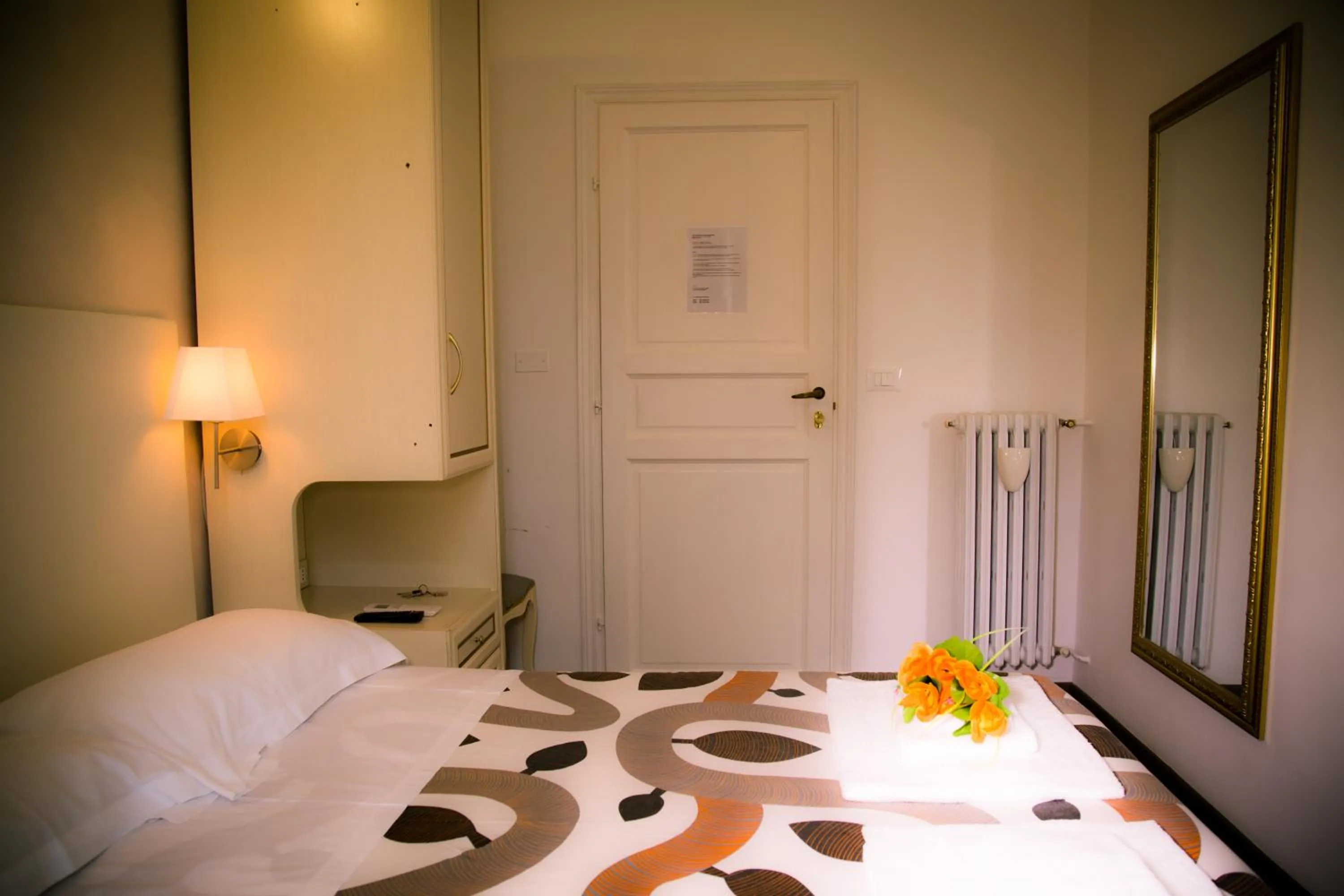 Photo of the whole room, Bed in St. Peter Central Rooms B&B