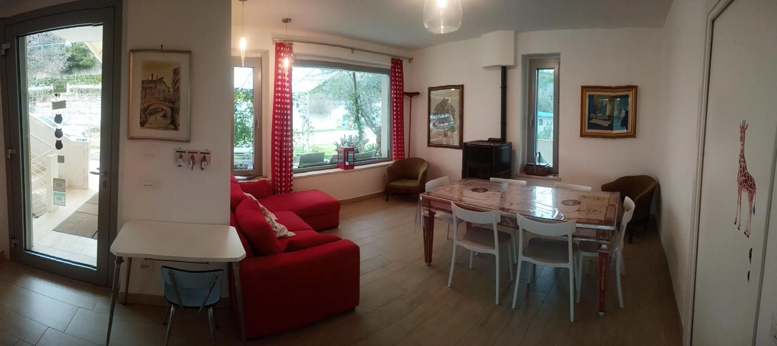 Communal lounge/ TV room in Domus Petrae - Ripatransone