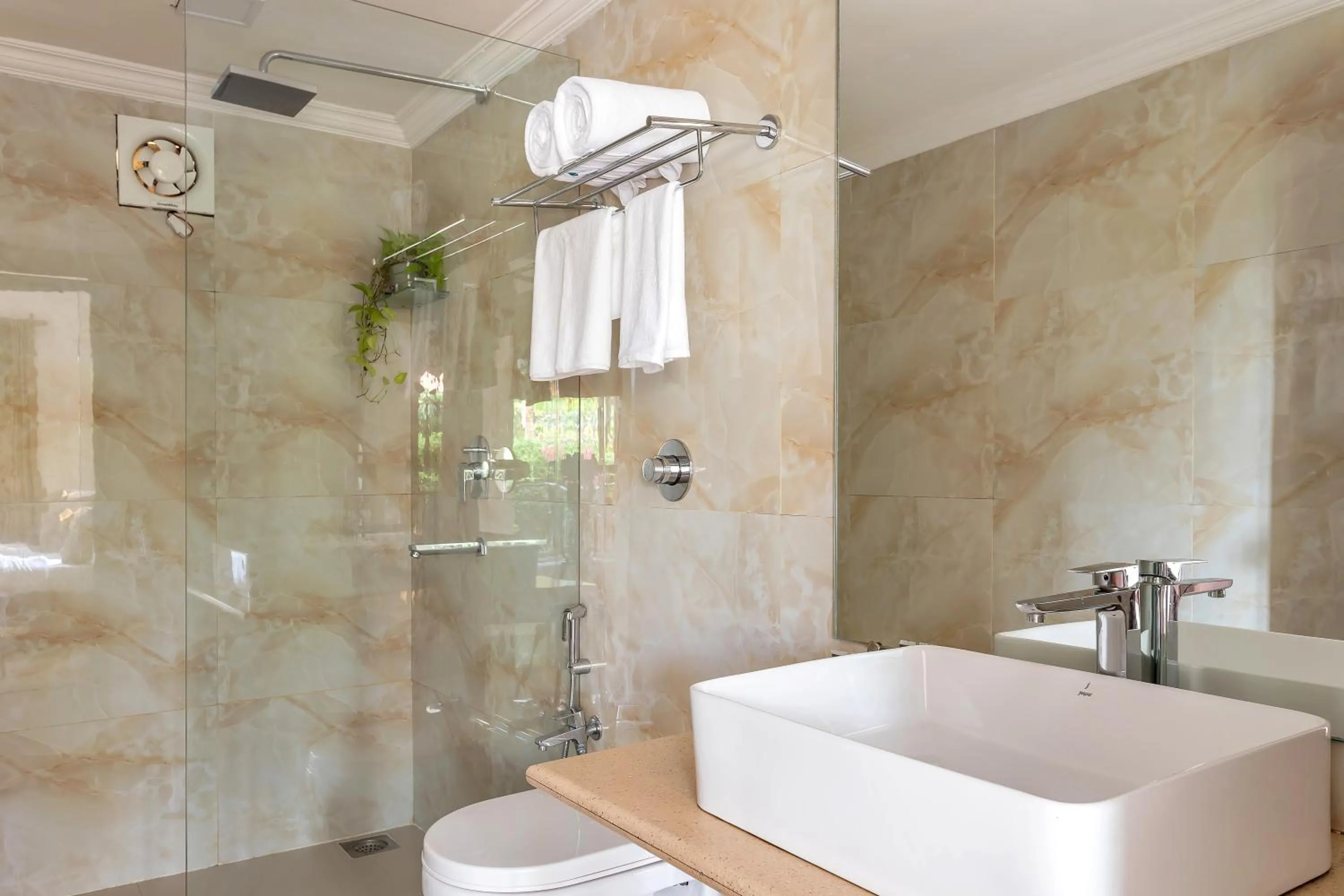 Shower in Aguada Anchorage - The Villa Resort, Candolim