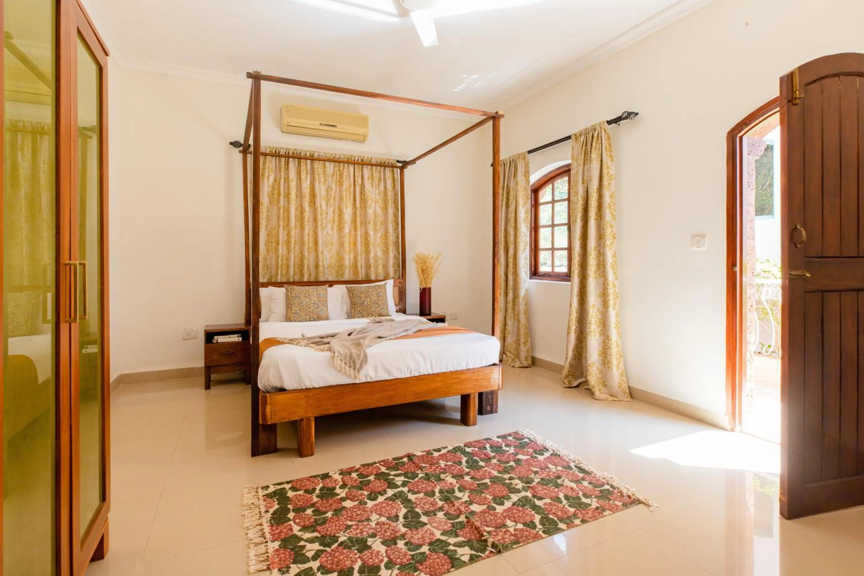 Bed in Aguada Anchorage - The Villa Resort, Candolim