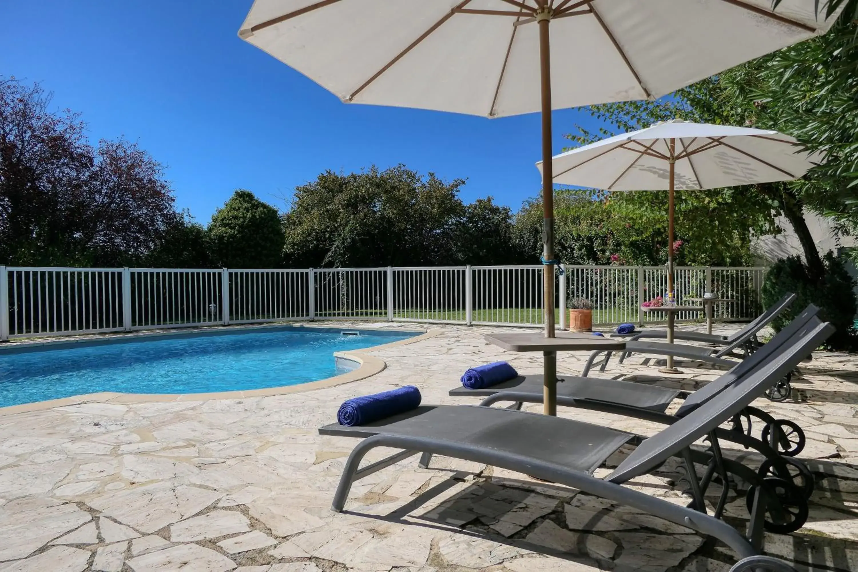 Pool view in Logis Hôtel La Bastide des Monges Pool view in Logis Hôtel La Bastide des Monges