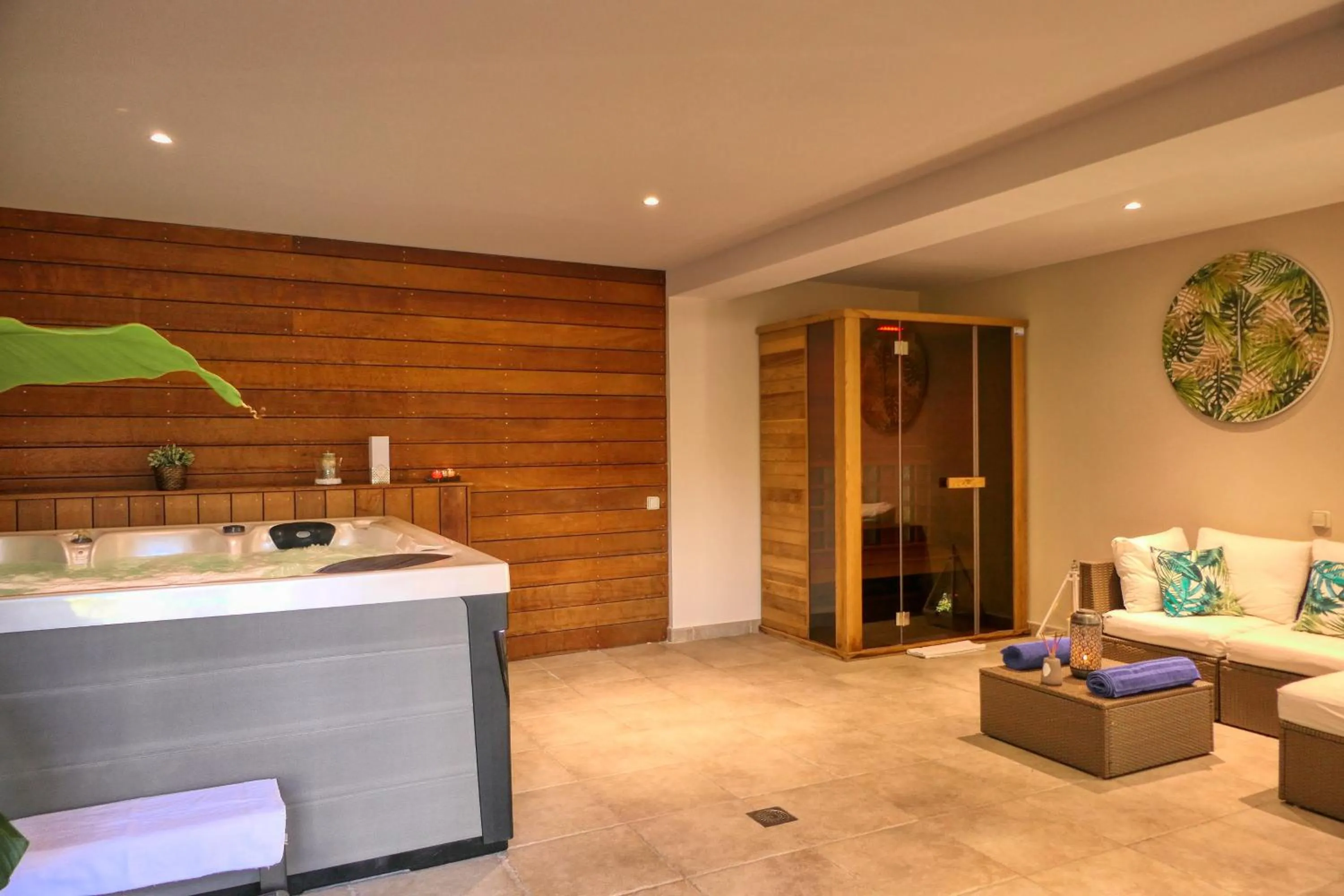 Hot Tub in Logis Hôtel La Bastide des Monges