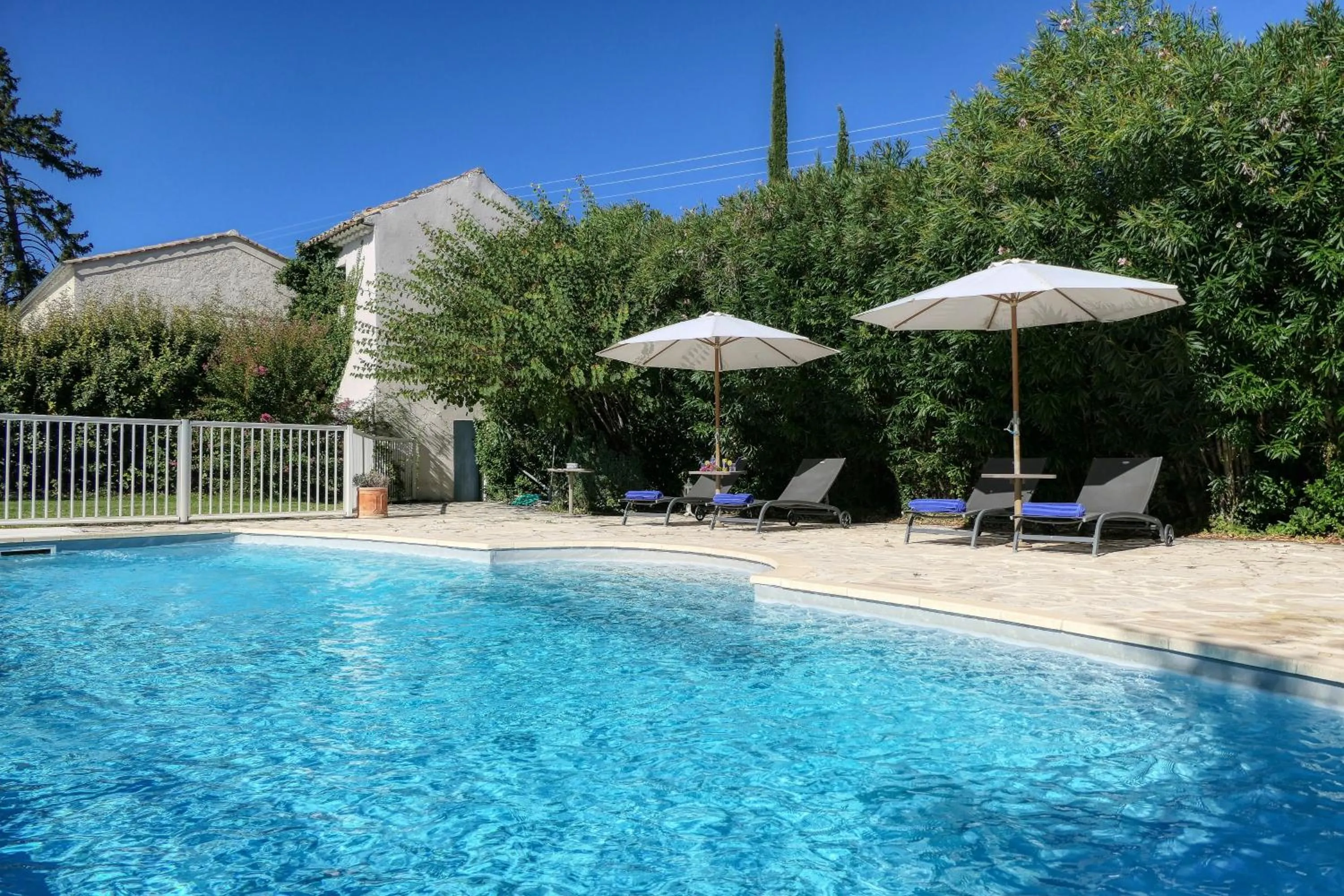 Swimming pool in Logis Hôtel La Bastide des Monges