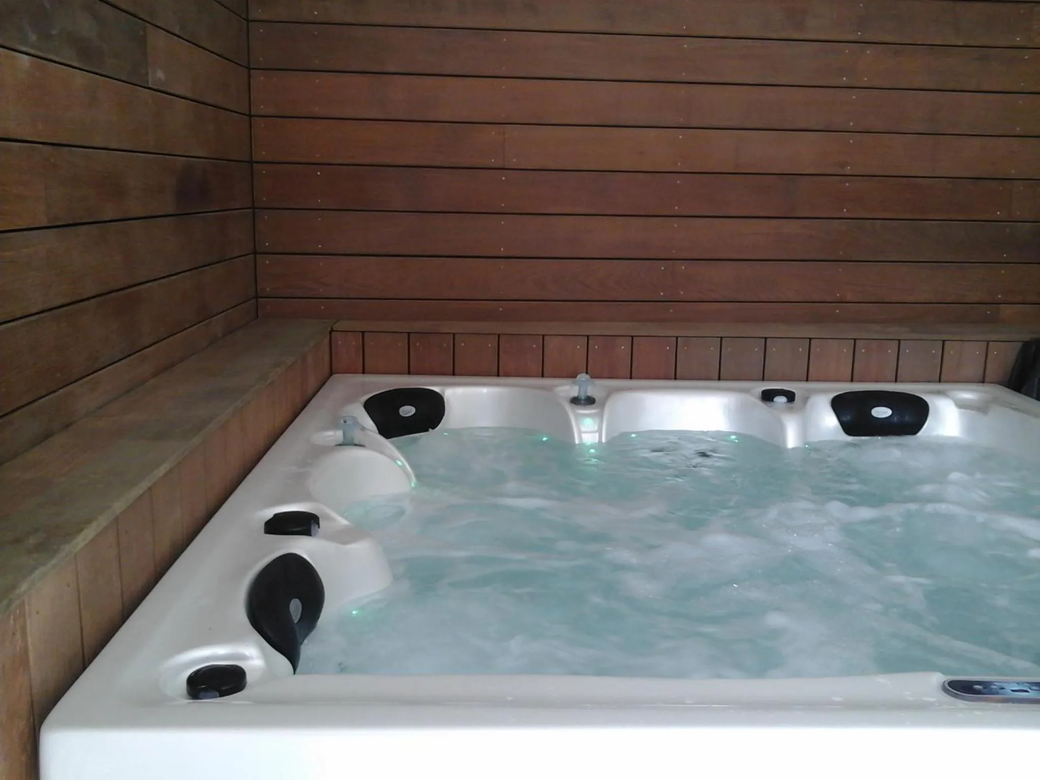 Hot Tub in Logis Hôtel La Bastide des Monges