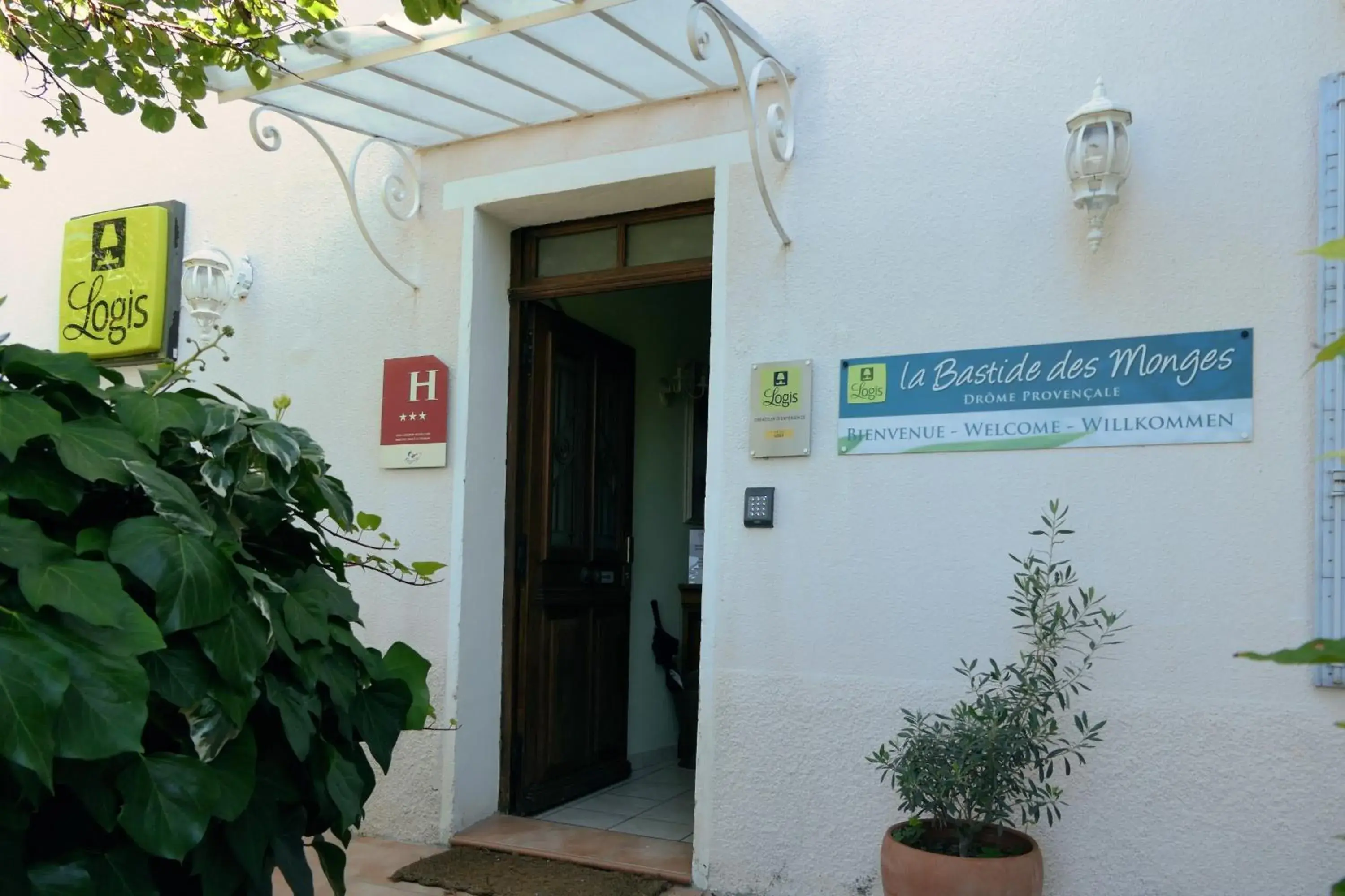 Facade/entrance in Logis Hôtel La Bastide des Monges Facade/entrance in Logis Hôtel La Bastide des Monges
