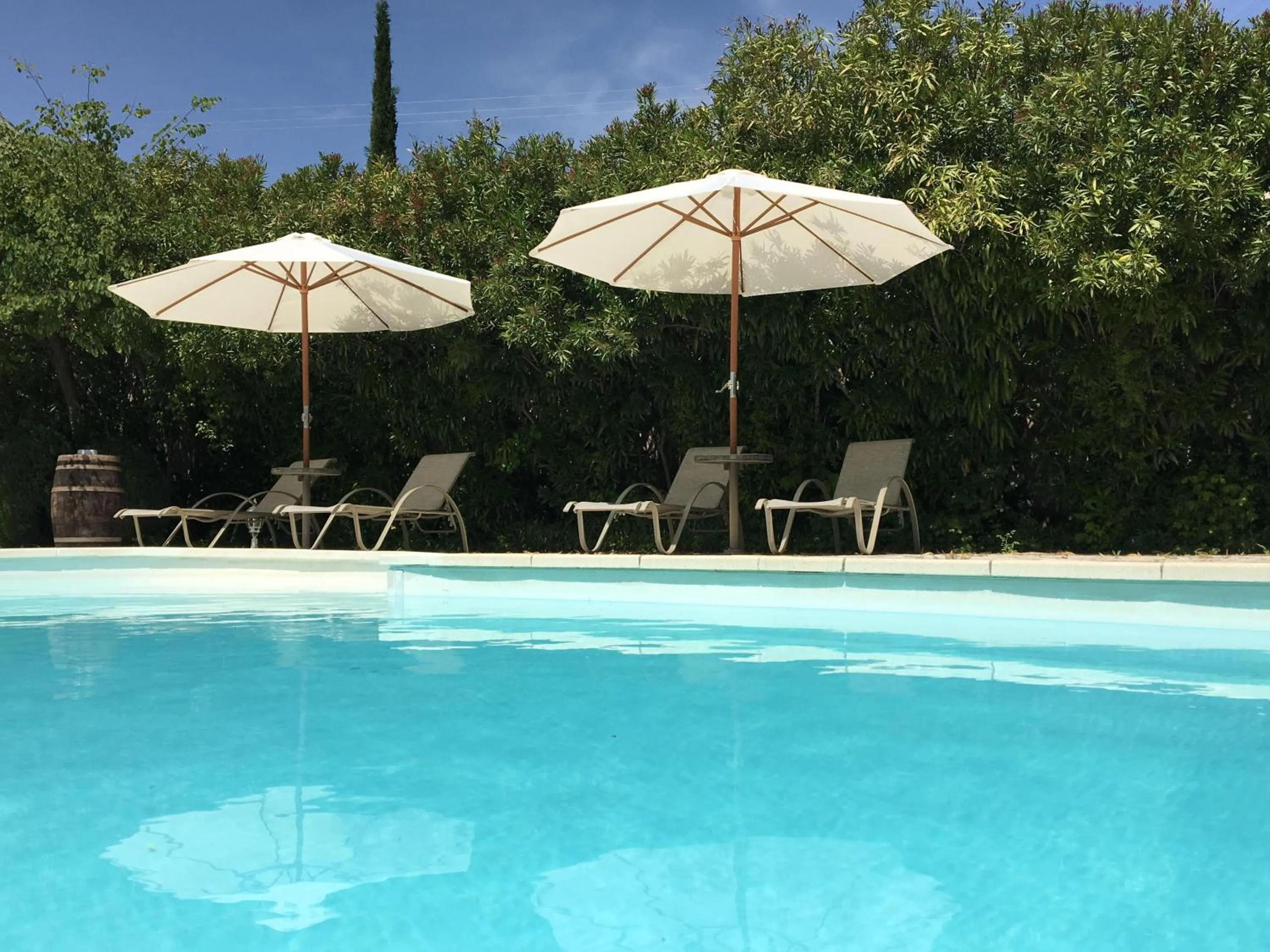 Swimming pool in Logis Hôtel La Bastide des Monges