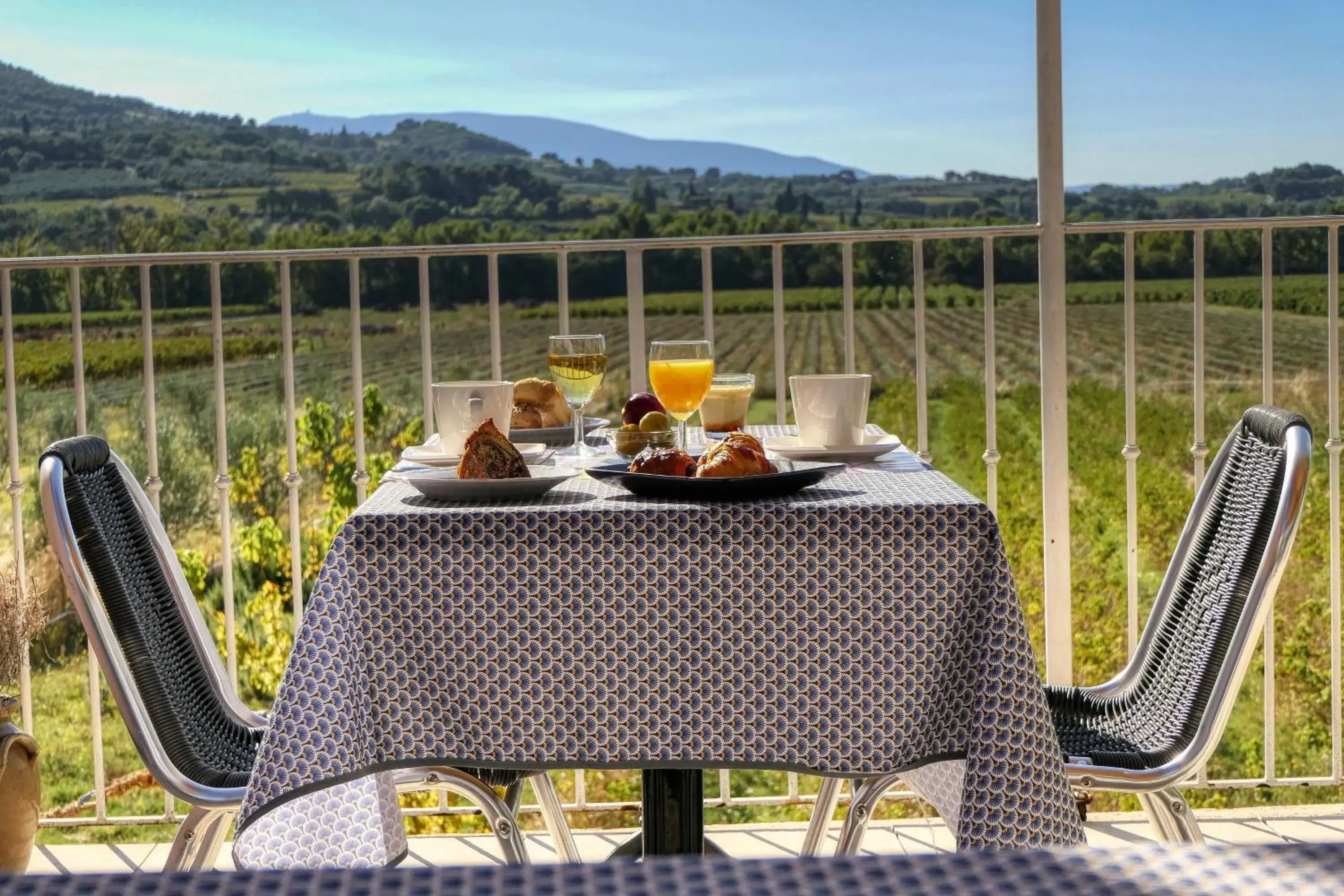 Buffet breakfast in Logis Hôtel La Bastide des Monges Buffet breakfast in Logis Hôtel La Bastide des Monges