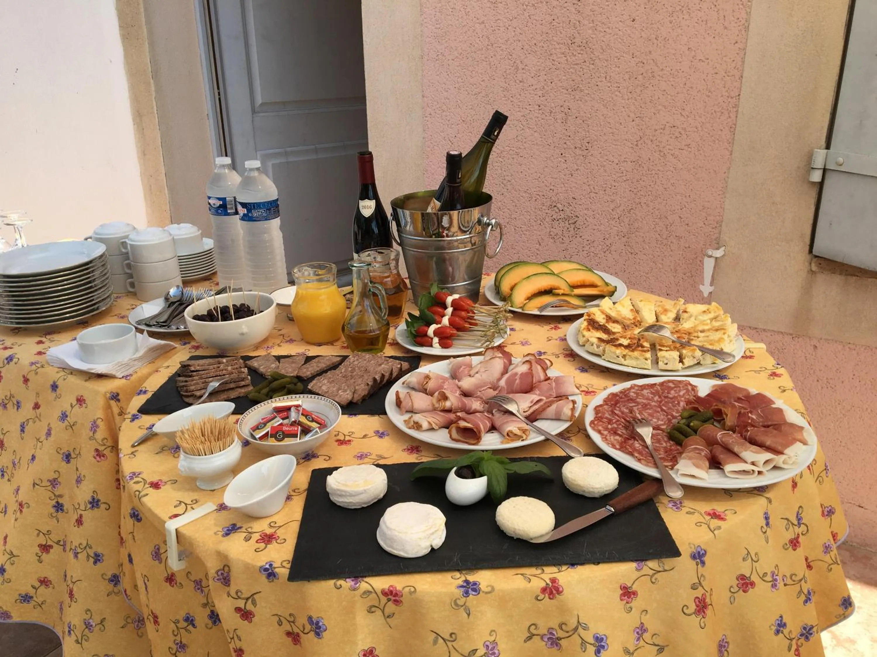 Patio in Logis Hôtel La Bastide des Monges