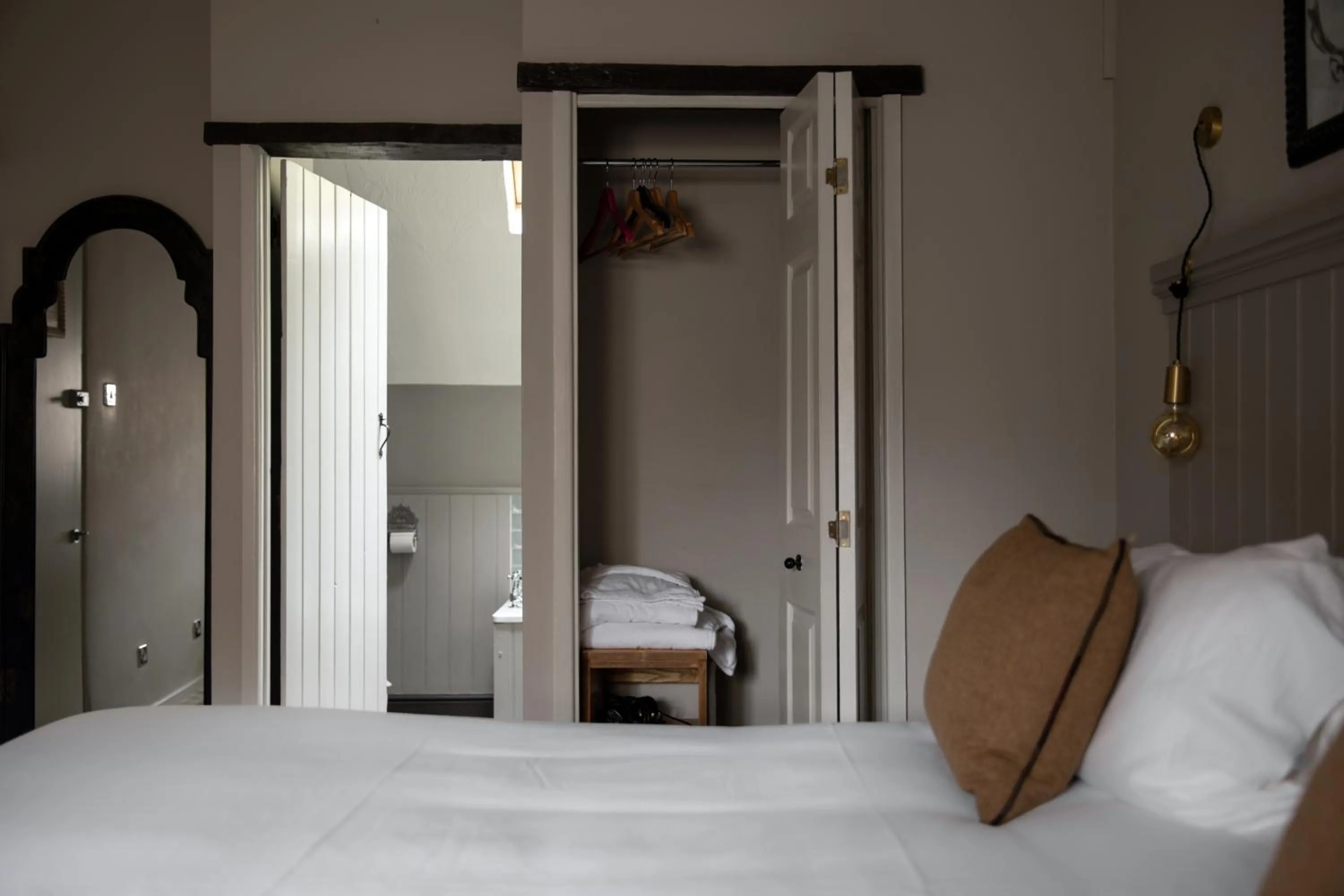 Bedroom, Bed in The White Hart Ford