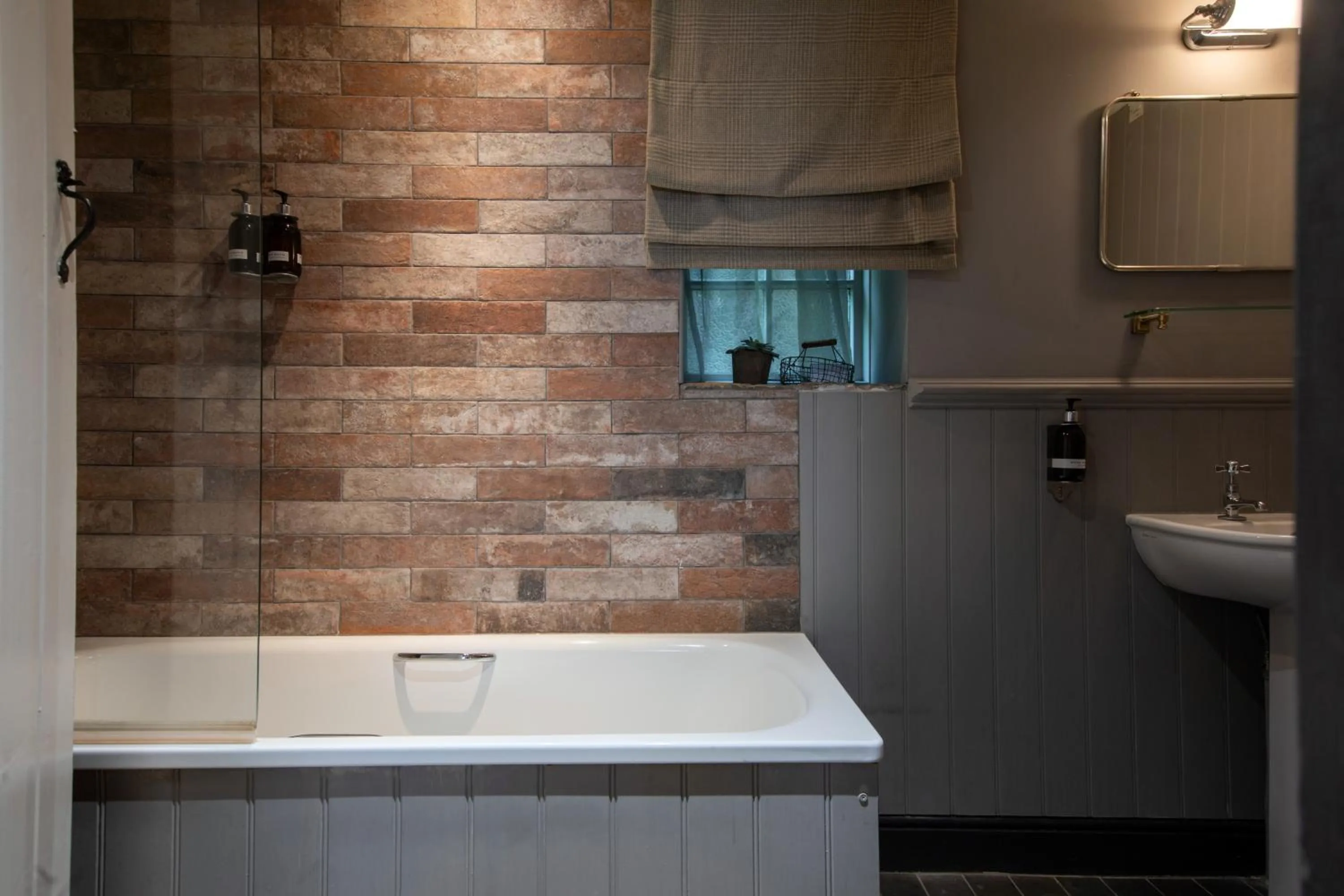 Bathroom in The White Hart Ford