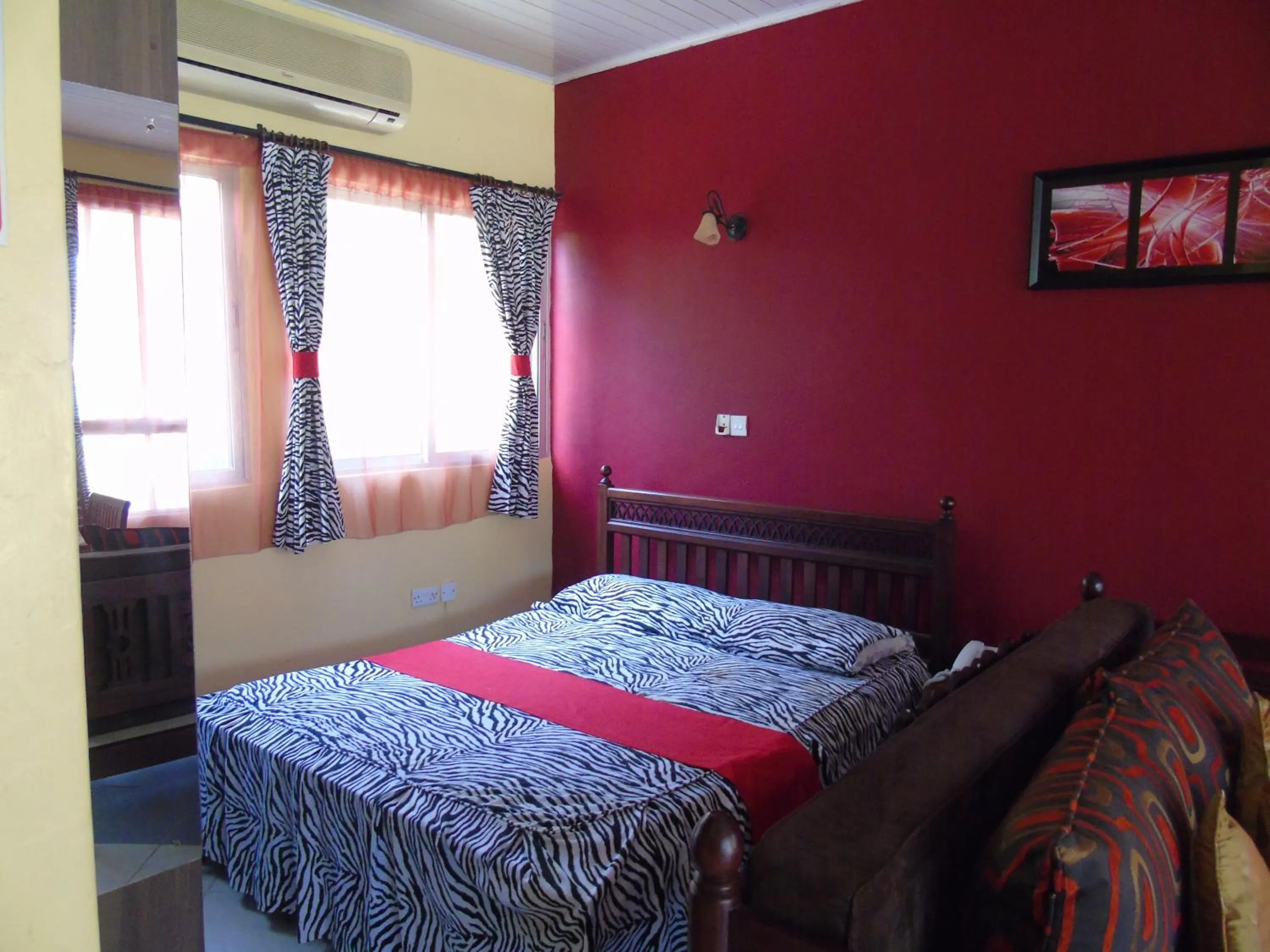 Communal lounge/ TV room, Bed in Makwetu Villas